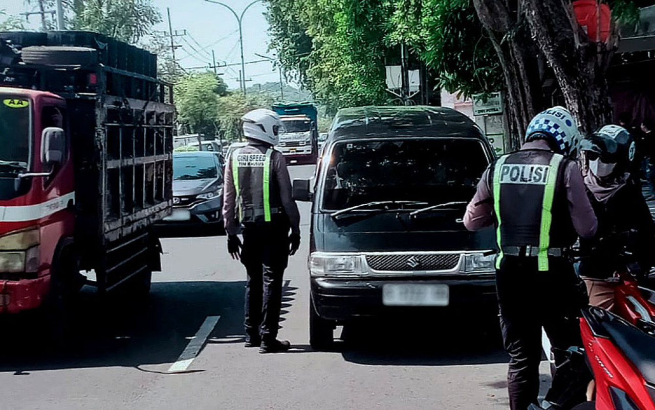 Satlantas Polres Gresik saat melaksanakan Operasi Patuh Semeru 2025. (Foto: Humas Polres Gresik/jatimnow.com)