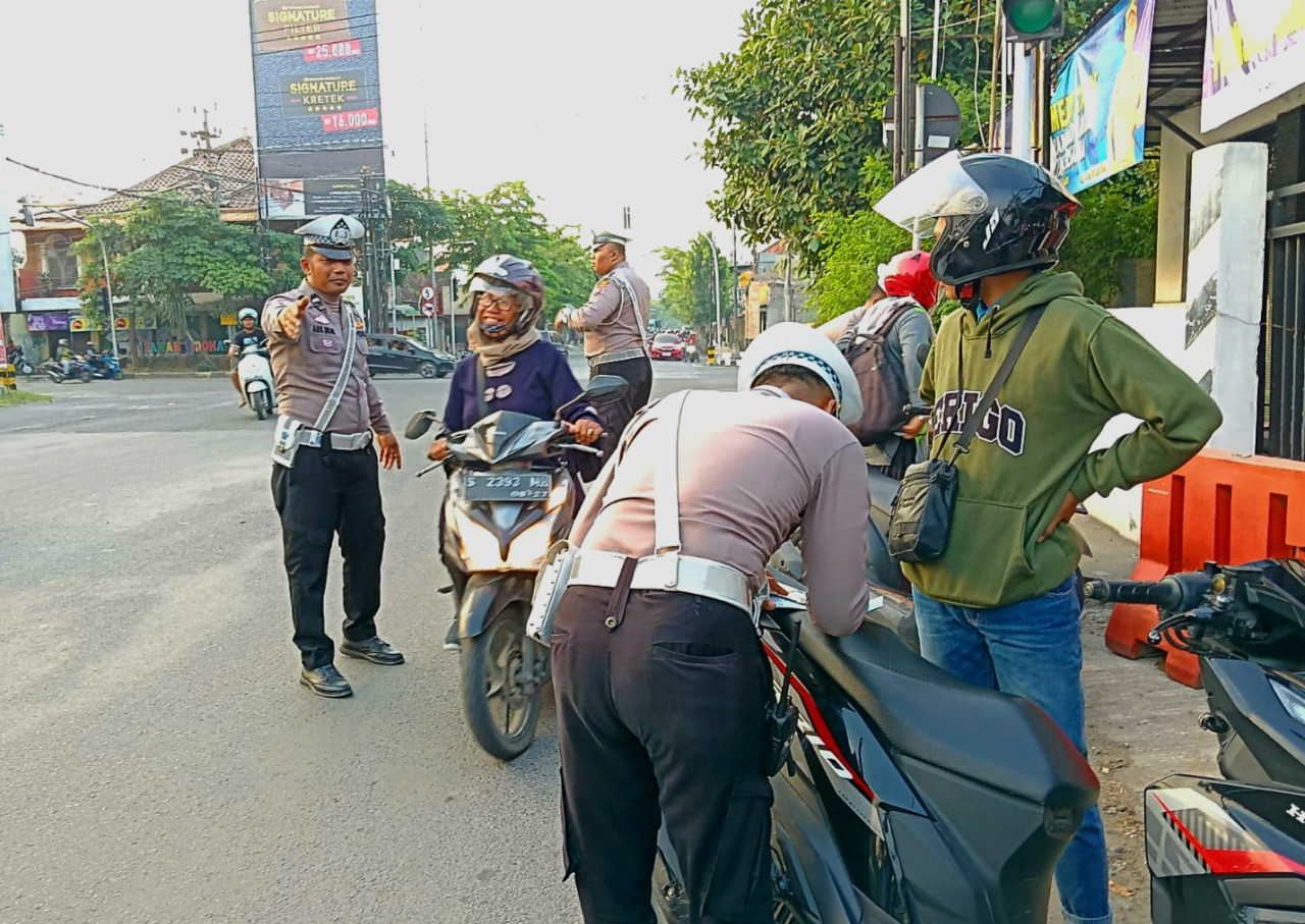 Razia pelanggar lalin Ops Patuh Semeru 2025 di Lamongan. (Foto: Adyad Ammy Iffansah/jatimnow.com)