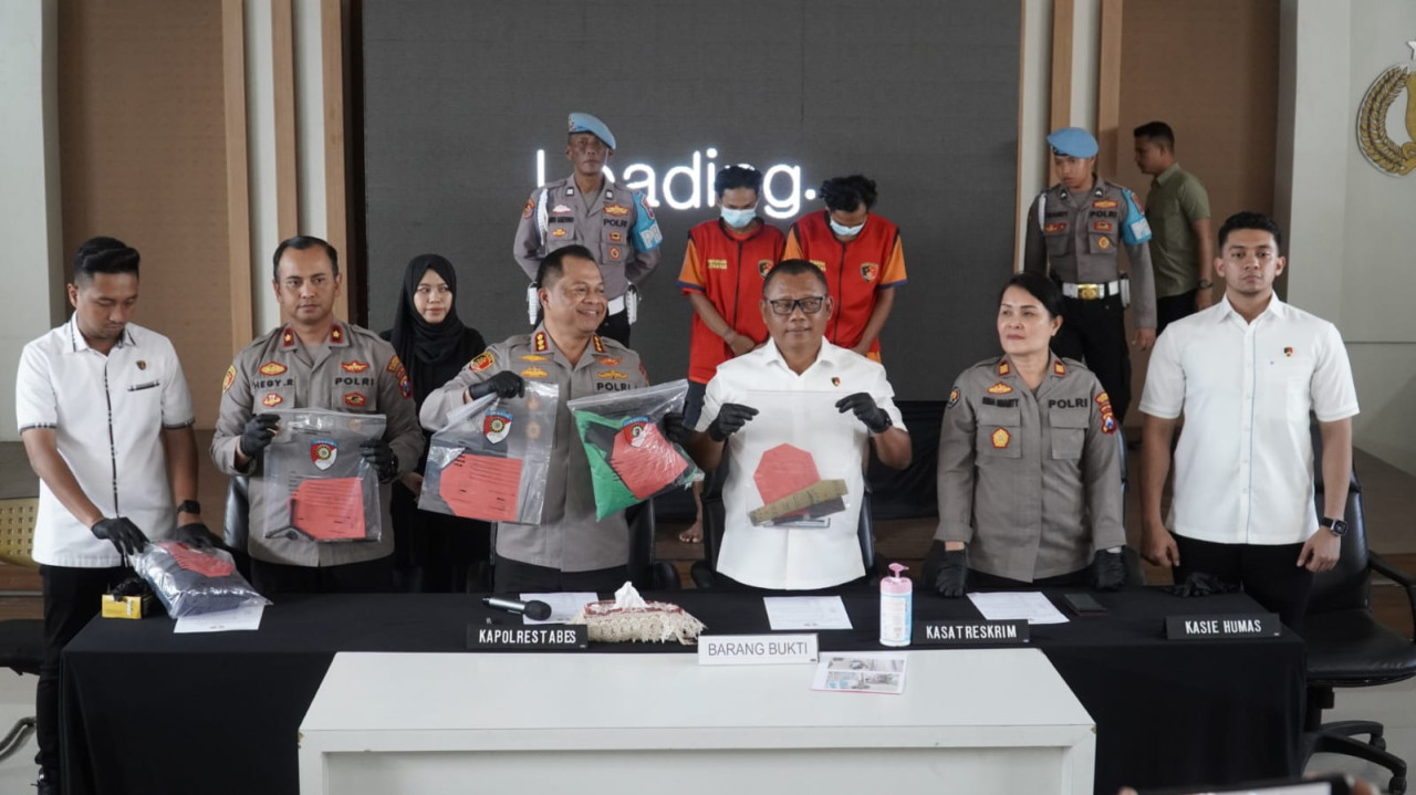 Polisi menunjukkan barang bukti kejahatan. (Foto: Polresta Surabaya/jatimnow.com)