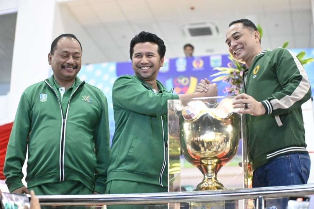 Emil Dardak menyerahkan piala ke Kota Surabaya. (Foto: Kominfo Jatim/jatimnow.com)
