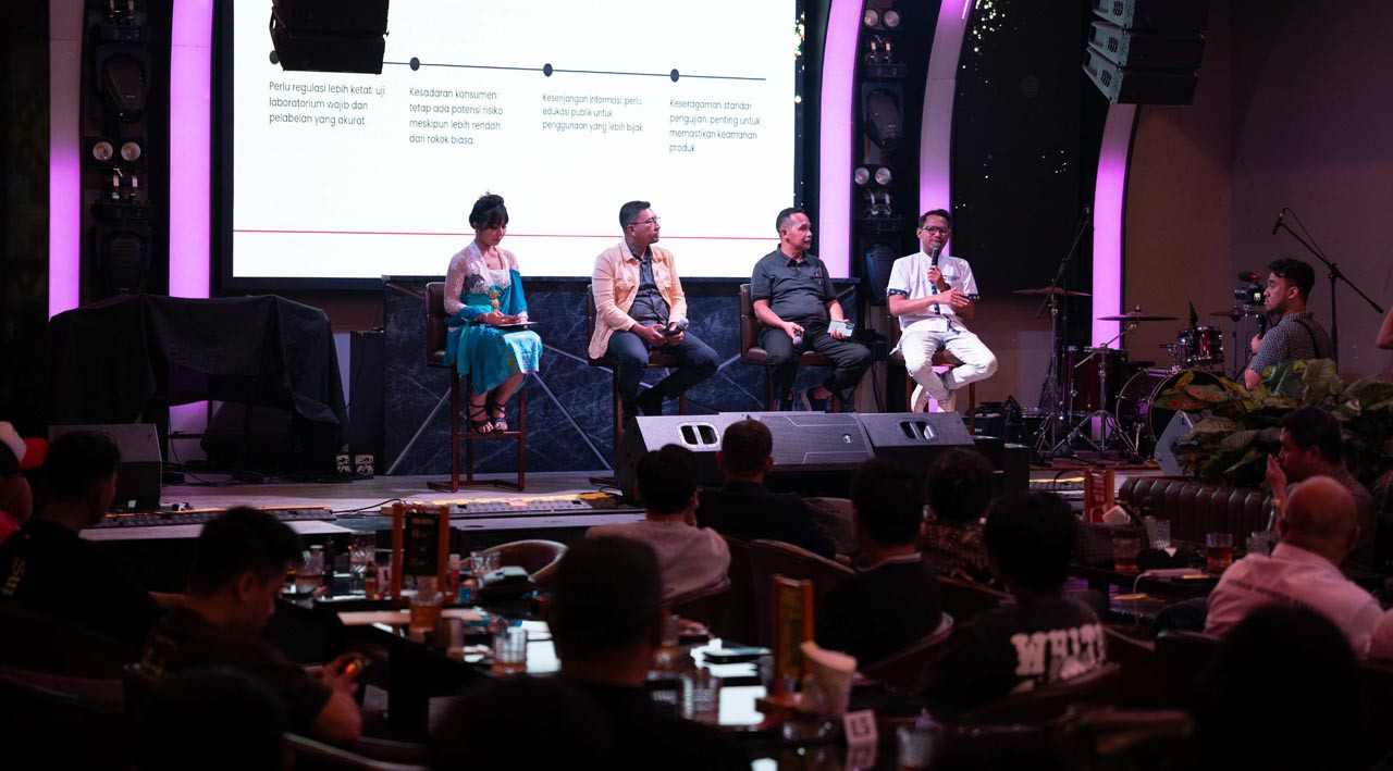 Sekjen PPEI Fajar Dewantara, Prof. Ahmad Yunani, dan Wakil Ketua Umum PPEI Agung Subroto, dalam diskusi publik bertajuk “Tarif Cukai dan Dampaknya terhadap Industri Vape Dalam Negeri,” pada Jumat (25/7/2025) di Bali. (Foto: PPEI for JatimNow.com)