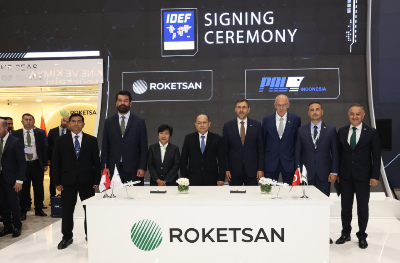 Kerja sama ini ditandai dengan penandatanganan kontrak di ajang International Defence Industry Fair (IDEF) 2025 di Istanbul, Kamis (24/7), oleh CEO PT PAL Indonesia, Kaharuddin Djenod, dan CEO Roketsan, Murat Ikinci. Foto: Humas PT PAL for jatimnow.com