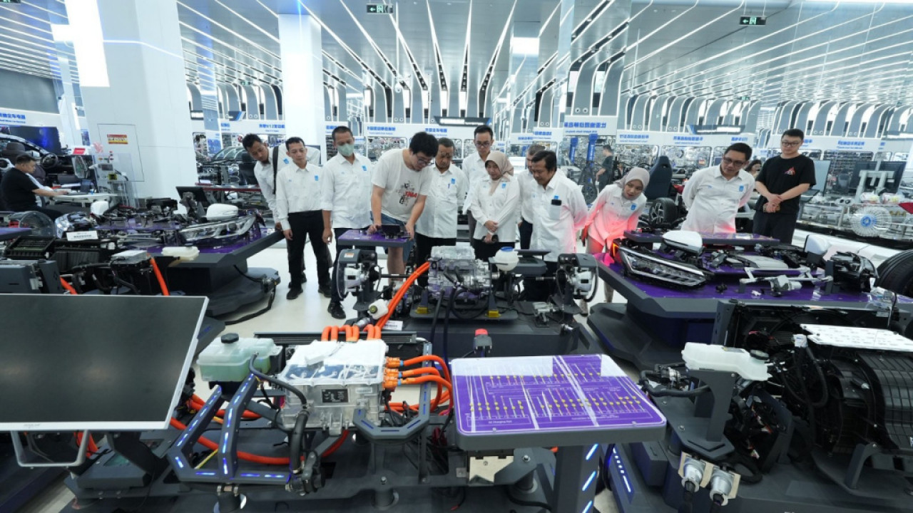 Pengenalan teknologi riset kepada tim ITS saat kunjungan ke perusahaan Beifang Automotive Education Group, Beijing, Tiongkok. Foto: Humas ITS for jatimnow.com