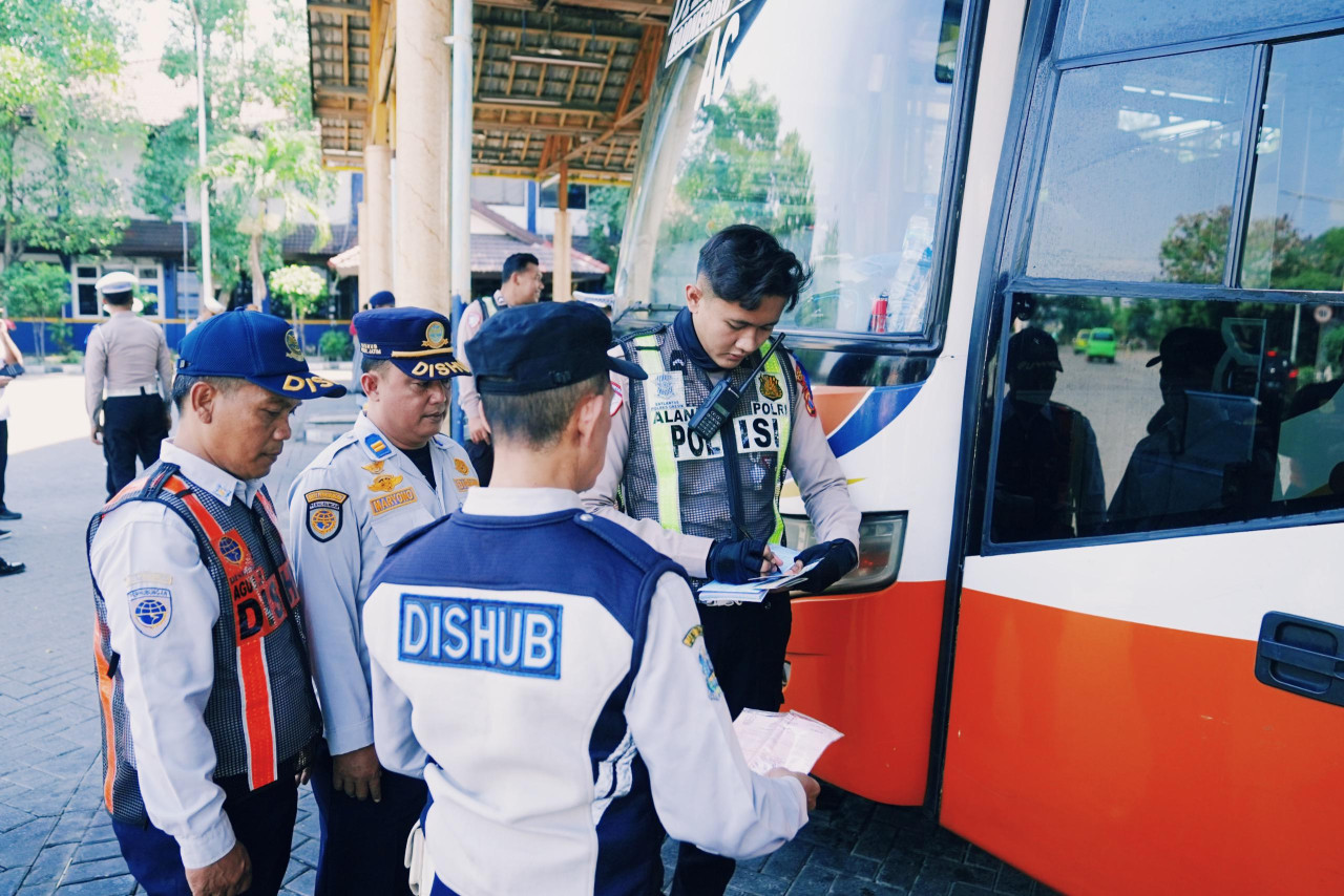 Ramp check di Terminal Bunder. (Foto: Polres Gresik/jatimnow.com)