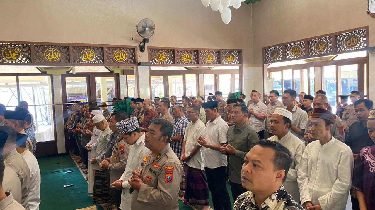 Salat Gaib di Polresta Banyuwangi. (Foto: Polresta Banyuwangi/jatimnow.com)