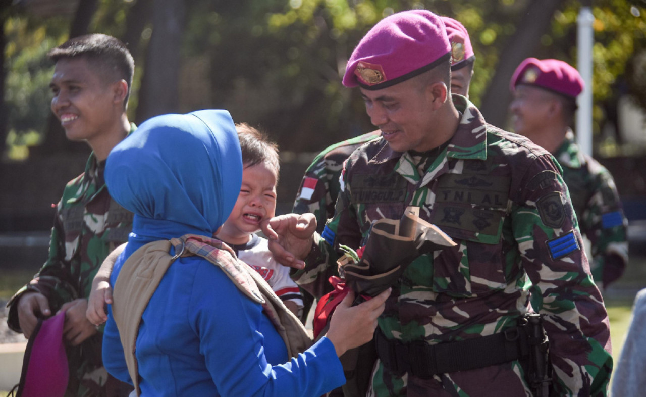 Tangis haru tak terbendung saat para prajurit bertemu kembali dengan keluarga tercinta. (Foto: Ainul Yakin for JatimNow.com)