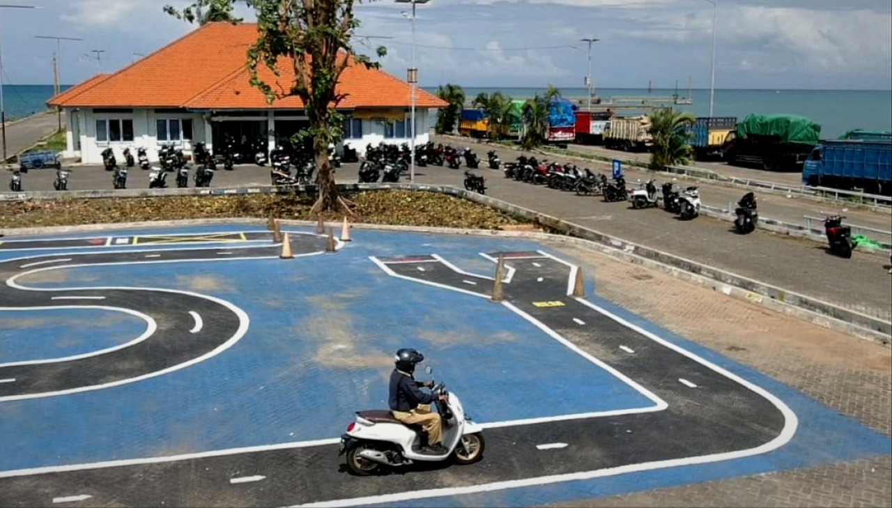 Suasana Satpas Percobaan di Pulau Bawean. (Foto: Humas Polres Gresik/jatimnow.com)