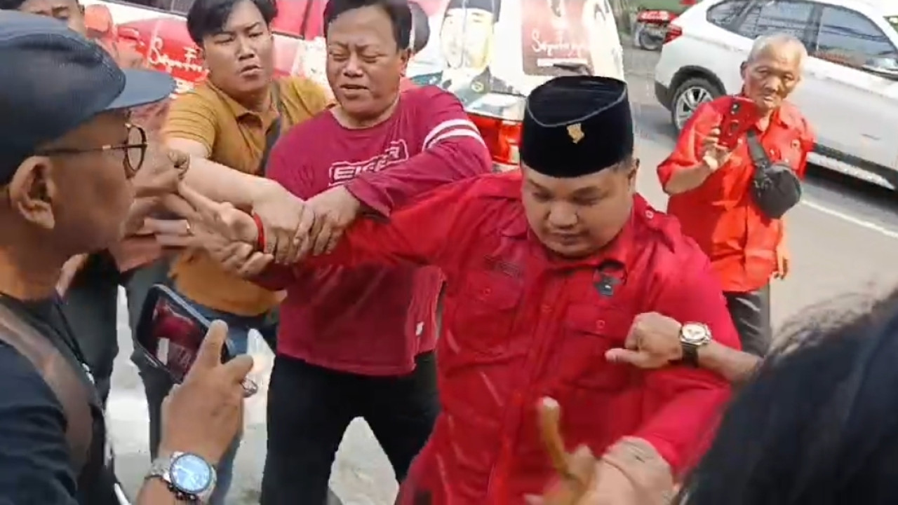 Tantang Armuji, Eks Pengurus PDIP Surabaya Nyaris Bakar Diri di Kantor DPC