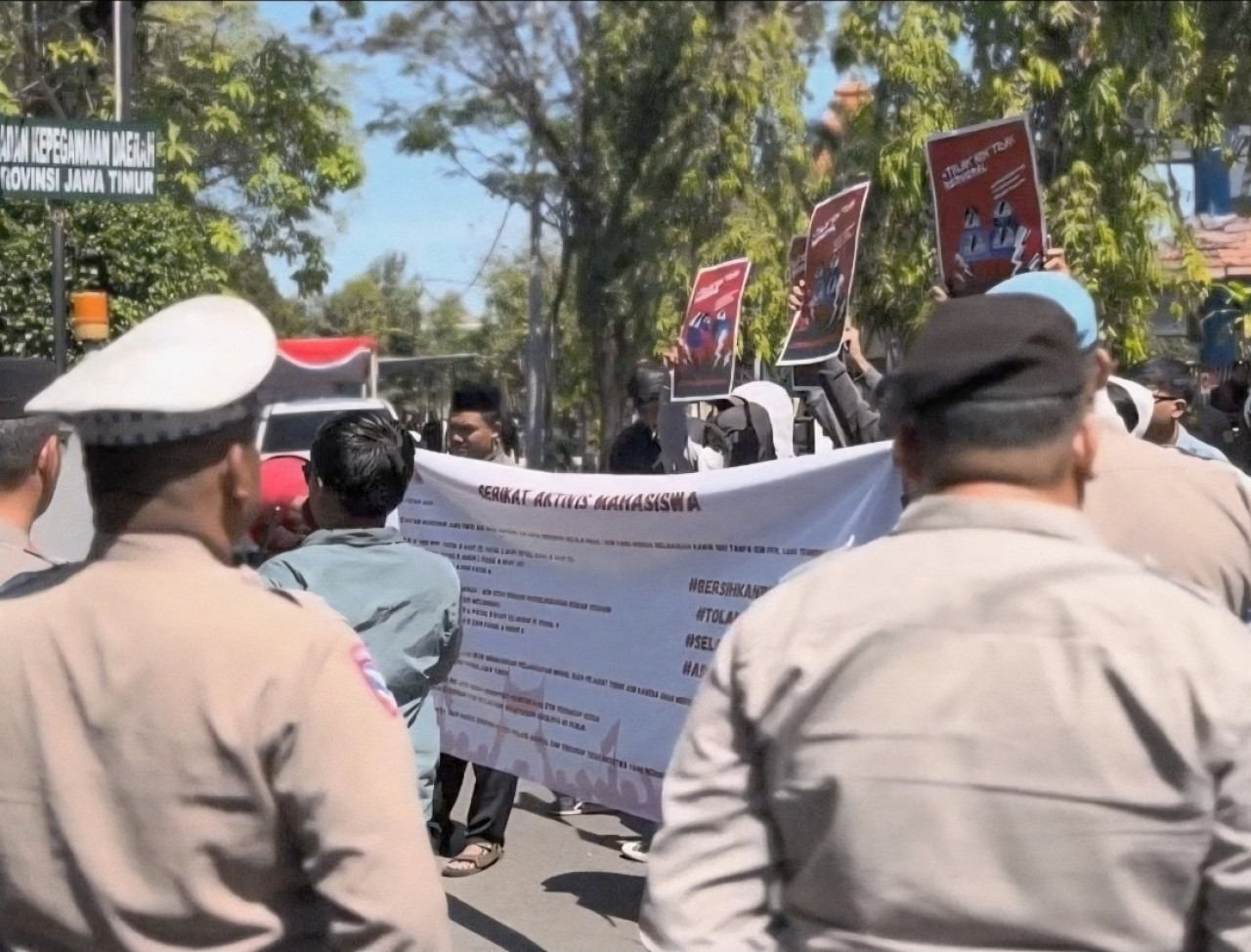 Demo mahasiswa juga dikawal aparat kepolisian (foto: Fajar for jatimnow.com)