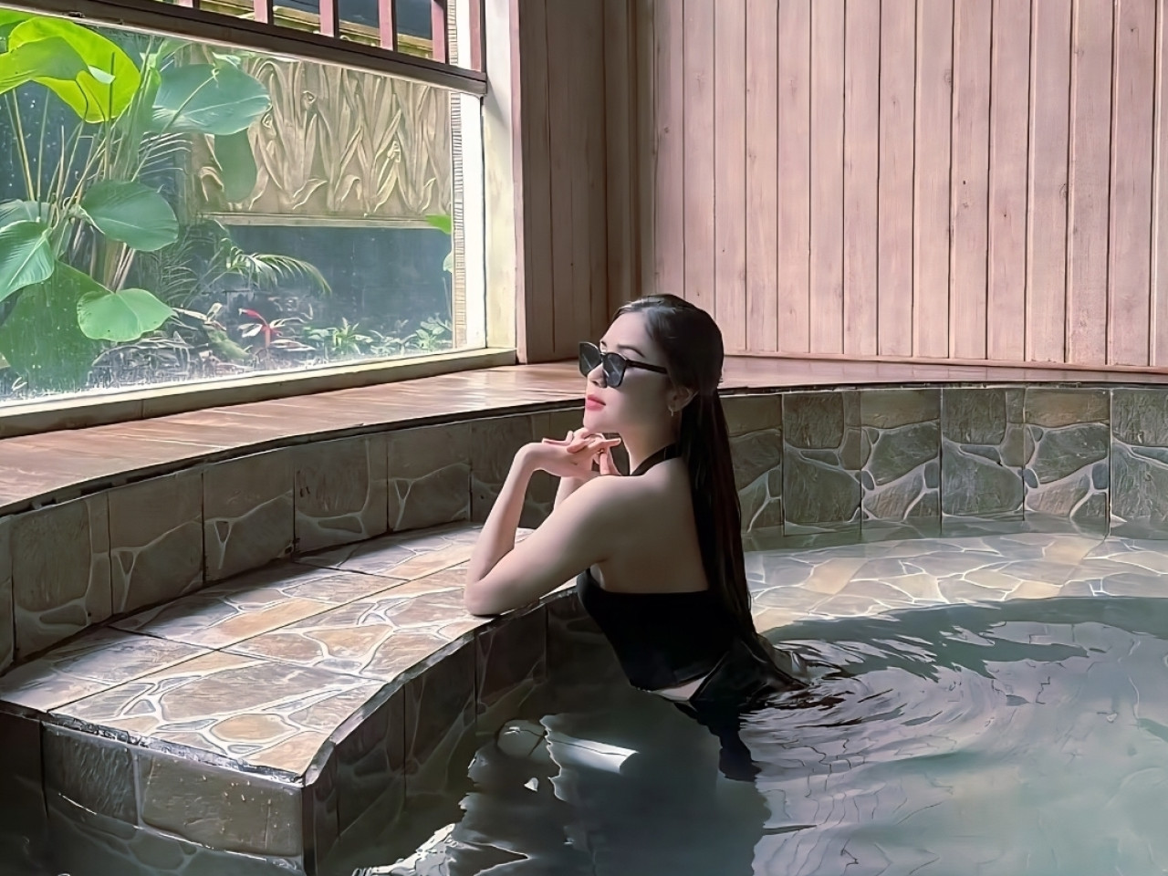 Salah satu pengunjung tengah menikmati VIP room di Pemandian Air Panas Cangar, Batu (foto: Anothermee)