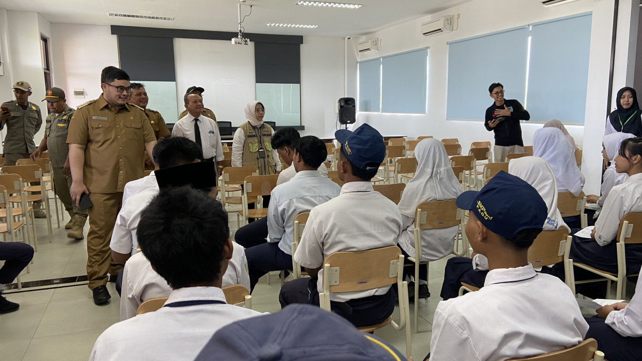 Mas Dhito saat meninjau sekolah rakyat. (Foto: Yanuar Dedy/jatimnow.com)