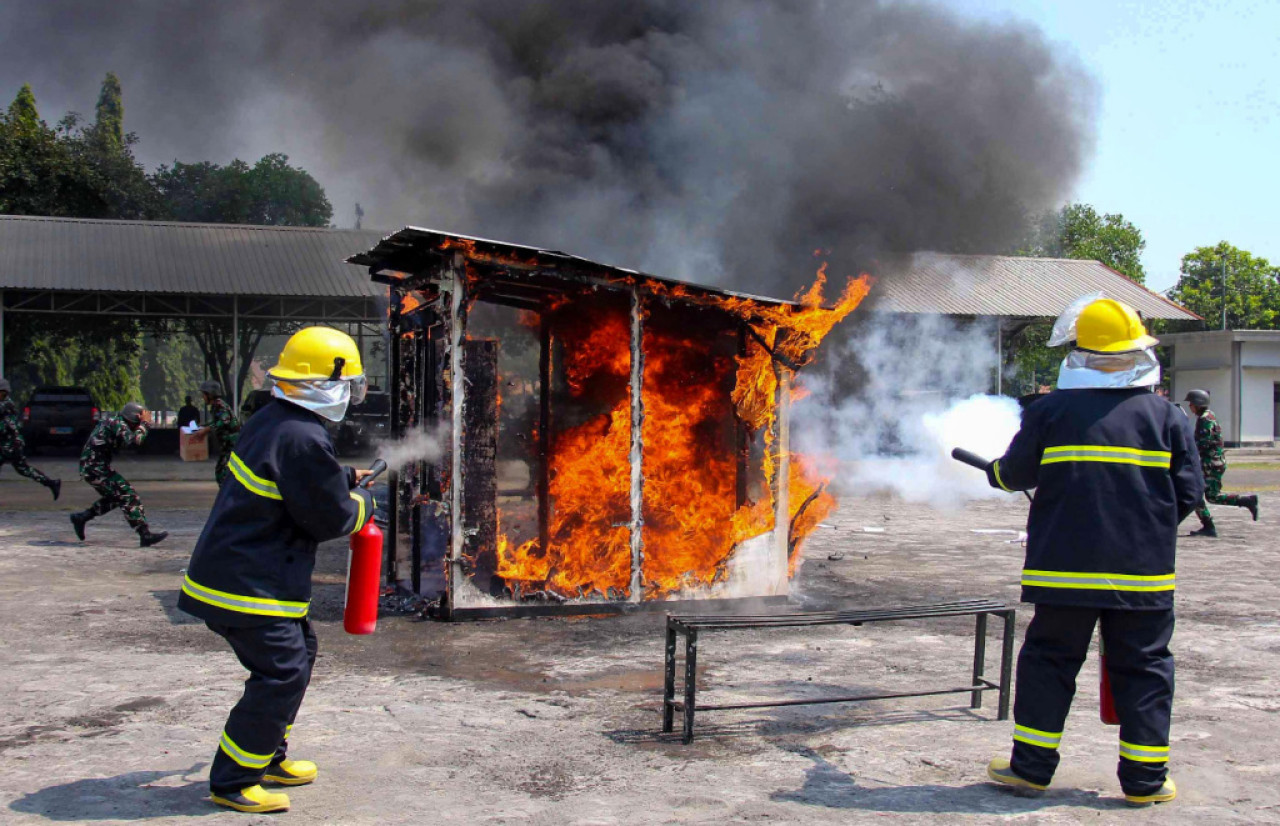 Prajurit Yonkapa 2 Marinir menunjukkan kemampuan dalam simulasi penanganan demonstrasi. Foto: Dispen Kormar
