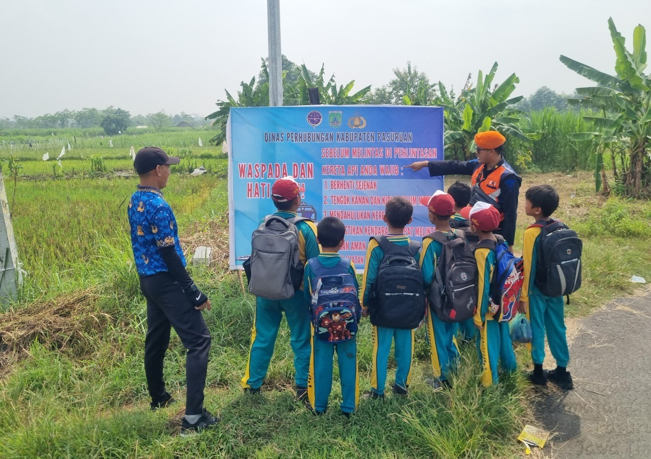 Foto : Daop 9 Jember laksanakan sosialisasi bahayanya beraktifitas di rel kereta api (Humas Daop 9 Jember/jatimnow.com))