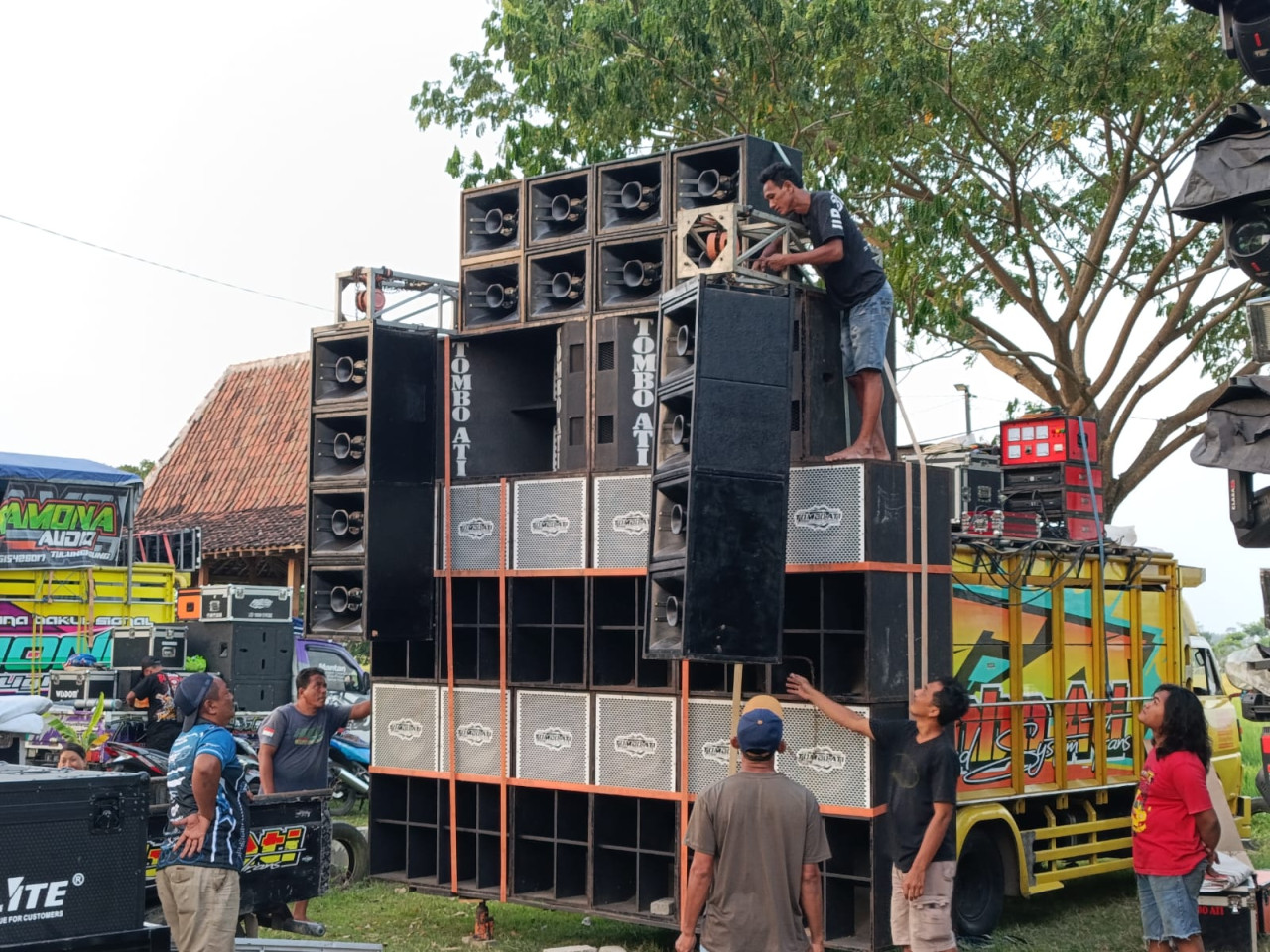 Foto: Peserta karnaval sound horeg di Tulungagung bongkar sejumlah audio (Bramanta/jatimnow.com)
