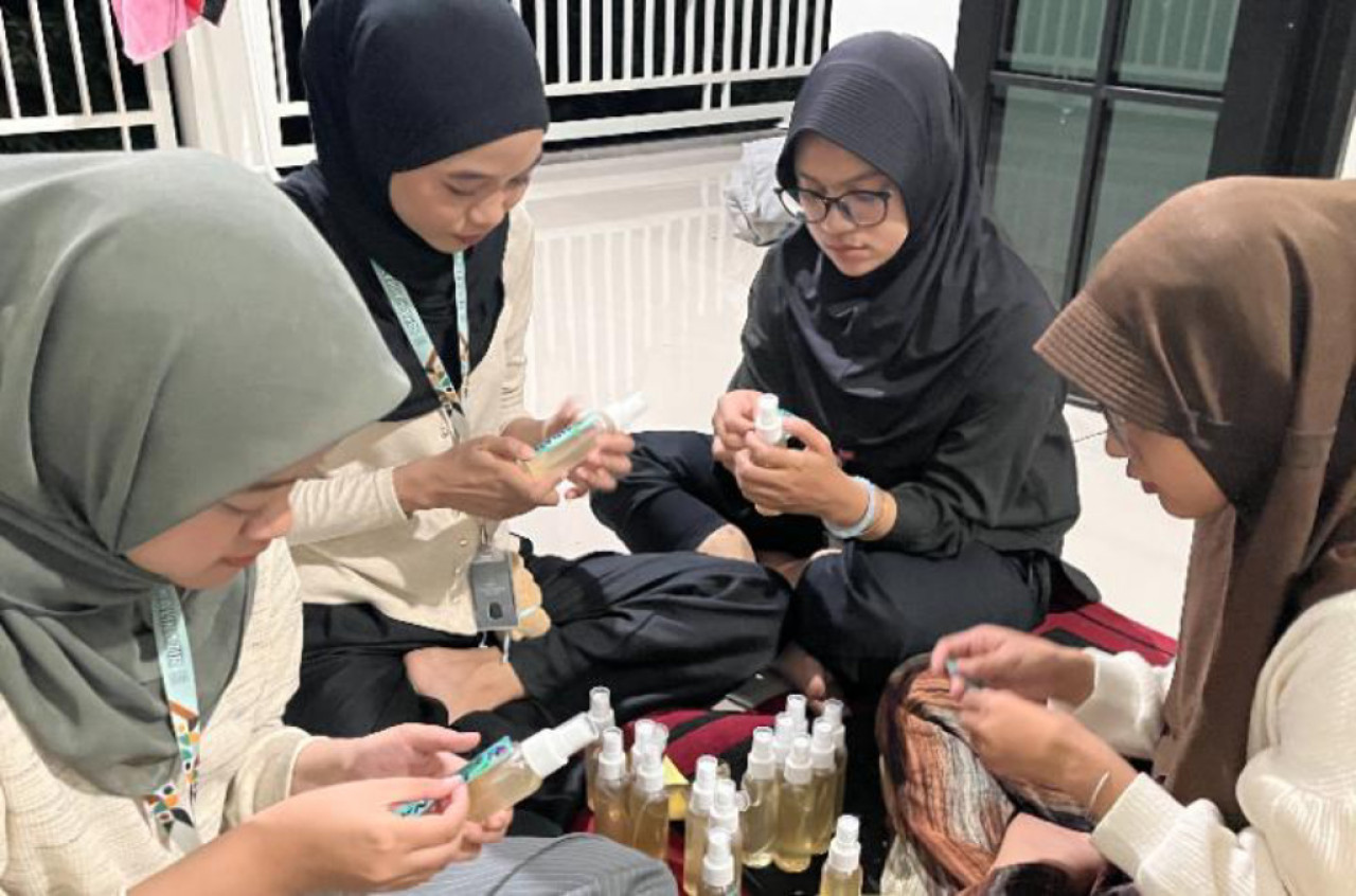 Mahasiswa UNAIR menginisiasi program SIRANA (Spray Insektisida Ramah Lingkungan untuk Membasmi Nyamuk). Foto: Humas Unair for jatimnow.com