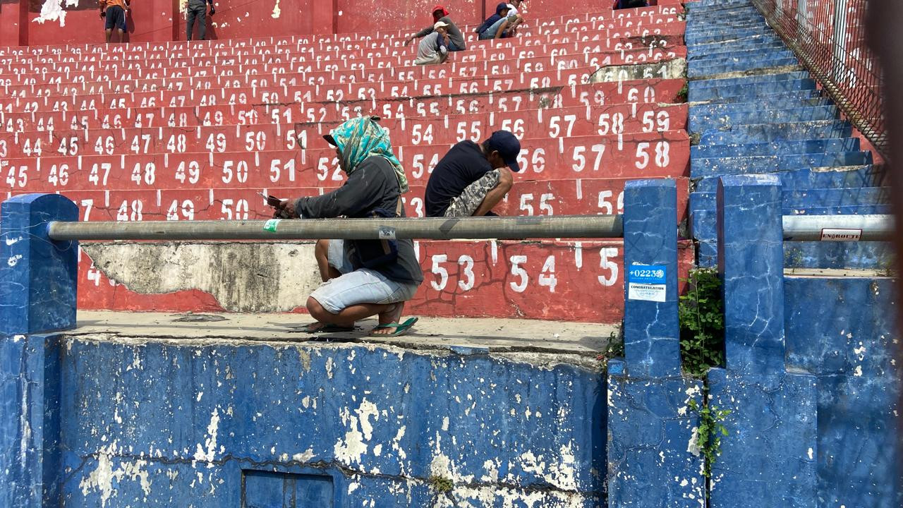 Pengecatan Stadion Brawijaya Kediri. (Foto: Yanuar Dedy/jatimnow.com)