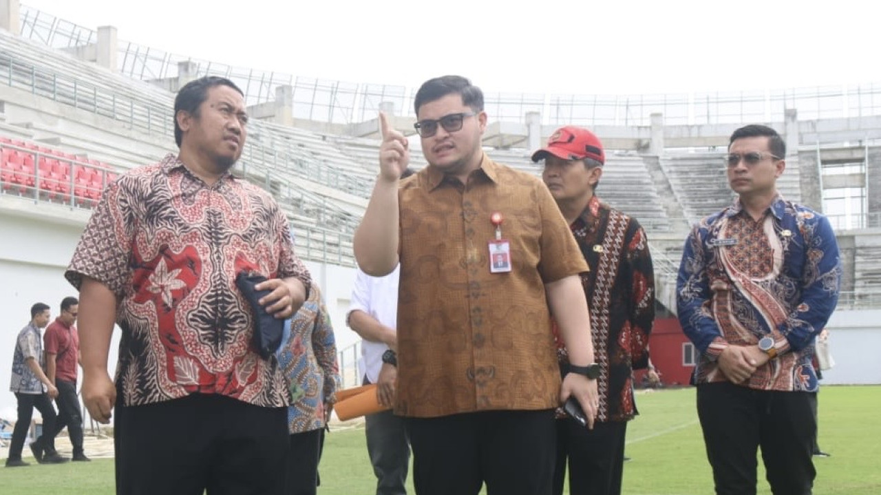 Mas Dhito saat meninjau Stadion Gelora Daha Jayati. (Foto: Yanuar Dedy/jatimnow.com)