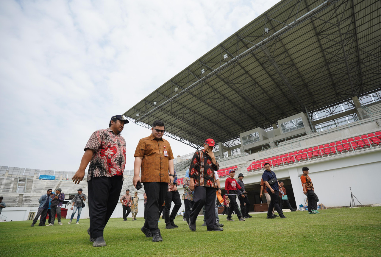 Mas Dhito saat meninjau Stadion Gelora Daha Jayati. (Foto: Pemkab Kediri/jatimnow.com)