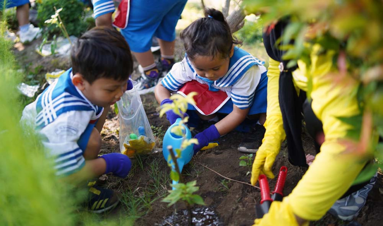 Siswa TK Barunawati Surabaya untuk aktif berpartisipasi dalam aksi bersih-bersih lingkungan sekolah sekaligus menanam sayuran seperti cabai, tomat, dan kangkung. Foto: Humas Pelindo for JatimNow.com