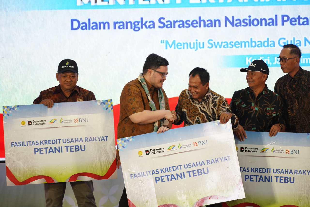 Mas Dhito saat memberikan bantuan untuk petani tebu di Kediri. (Foto: Pemkab Kediri/jatimnow.com)