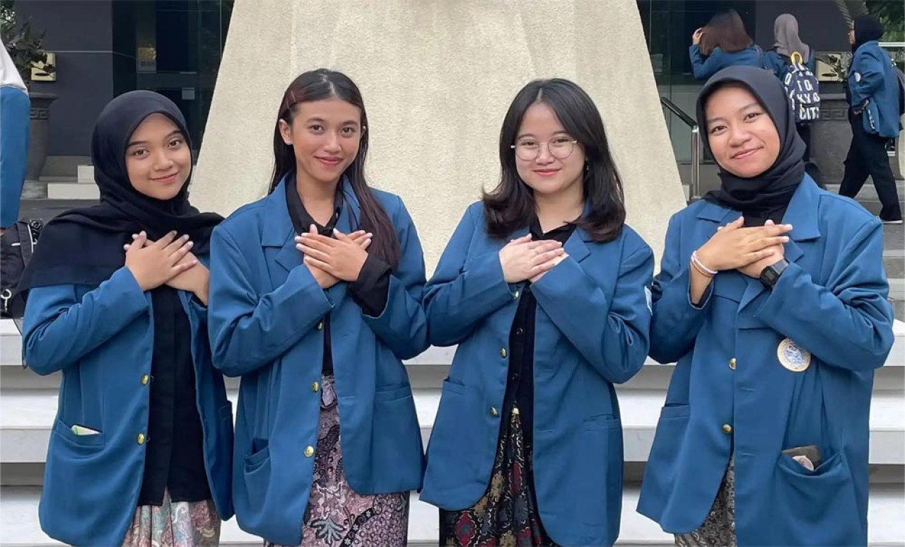 Aqila Syahira, bersama Sofia Rahma, Berliana Shafira, dan Azizah Fitri Syariefah. Foto: Humas Unair