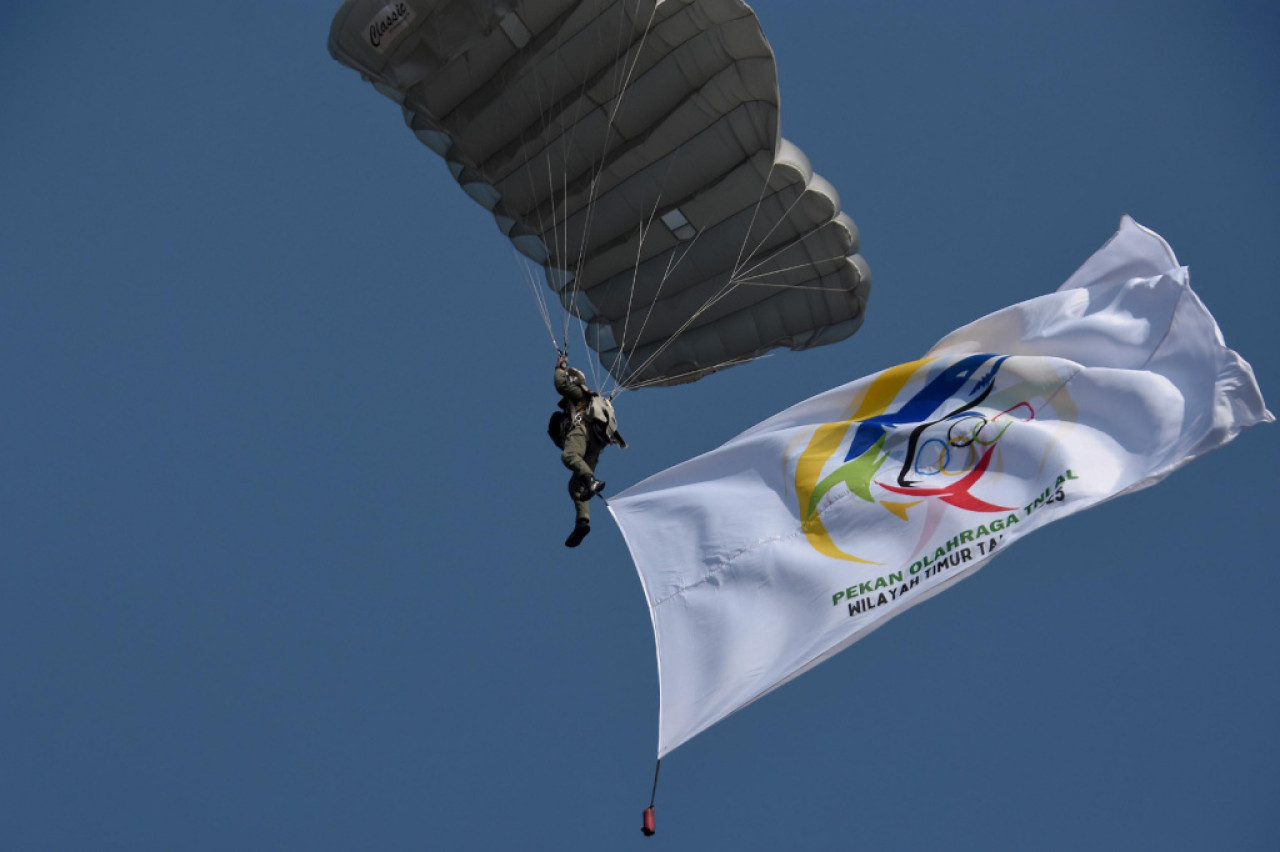 Atraksi Terjun Payung Meriahkan Pembukaan Poral Wiltim di Surabaya