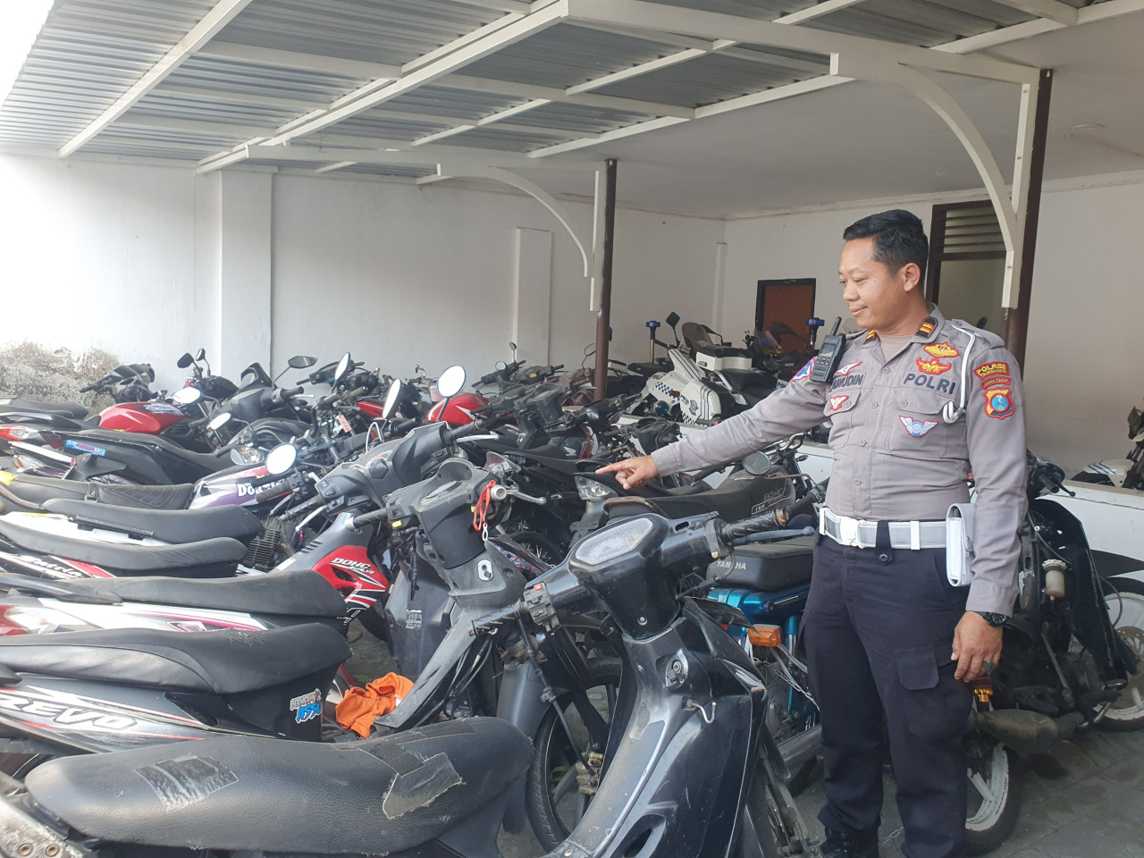 Foto: Polisi menunjukkan hasil penindakan pelanggaran dalam Operasi Patus Semeru 2025 di Tulungagung (Bramanta/jatimnow.com)