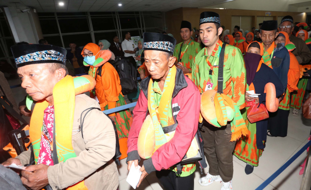 Sejumlah jemaah Umrah bersiap terbang ke tanah suci dari Bandara Juanda, beberapa waktu lalu. Foto: Ali Masduki/JatimNow.com