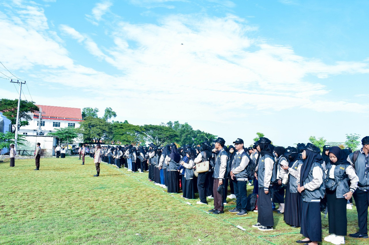 Ratusan Mahasiswa Unisda Lamongan saat pelepasan program KKN 2025. (Foto: Adyad Ammy Iffansah/jatimnow.com)