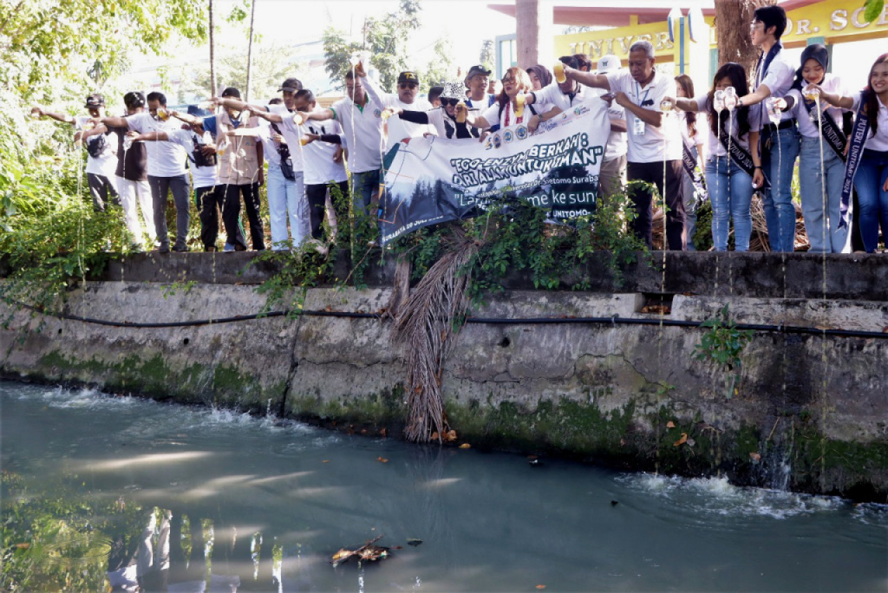 Aksi Bersih-Bersih Sungai dengan Eco Enzym Warnai Dies Natalies ke-44 Unitomo