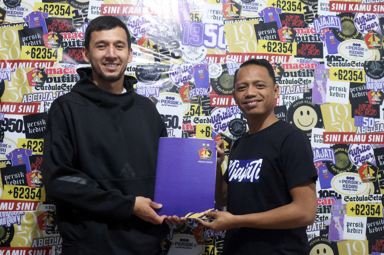 Foto: Khurshidbek Mukhtorov usai menandatangani kontrak bersama Persik Kediri (Persik Kediri/jatimnow.com)