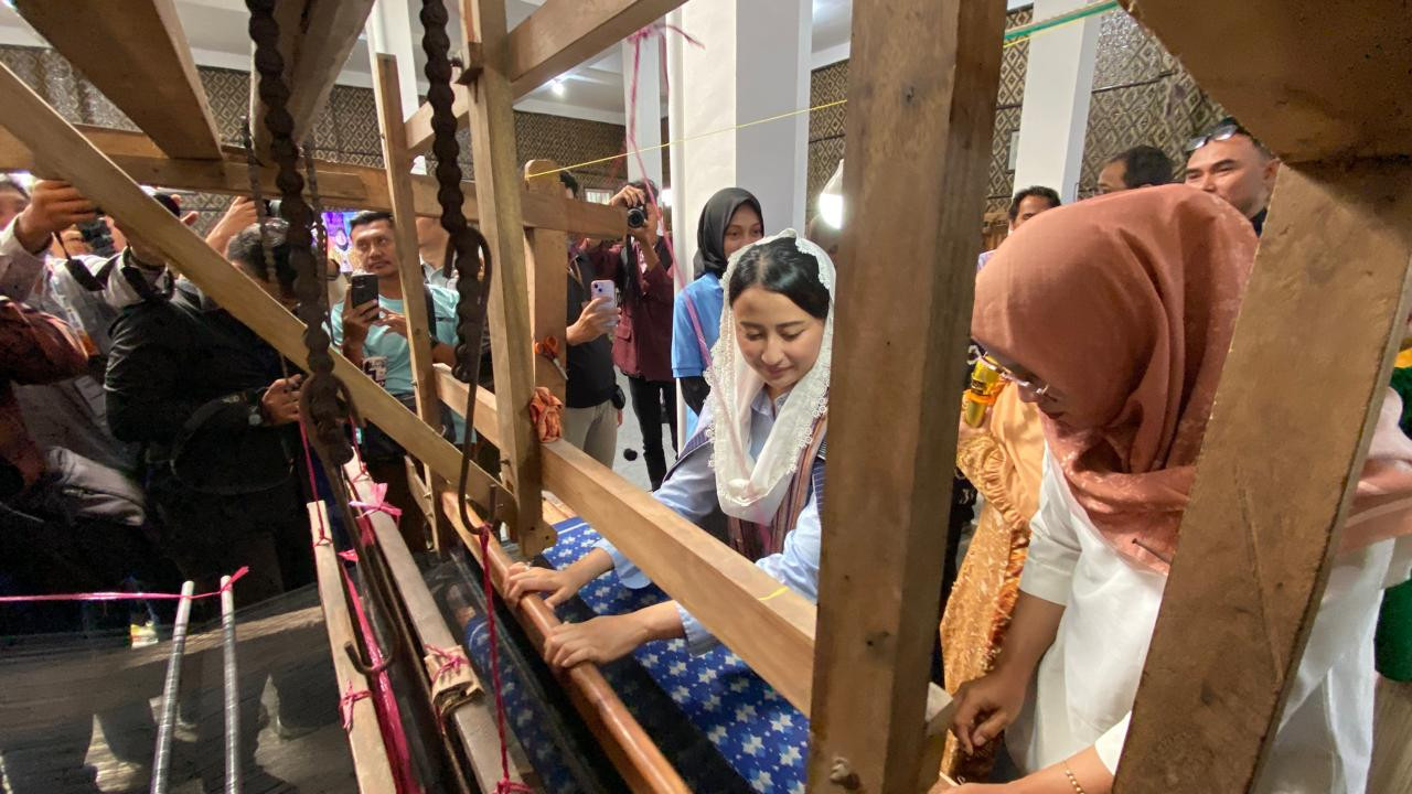 Wamendag Roro saat menenun di Kampung Tenun Ikat Bandar Kidul Kota Kediri. (Foto: Yanuar Dedy/jatimnow.com)