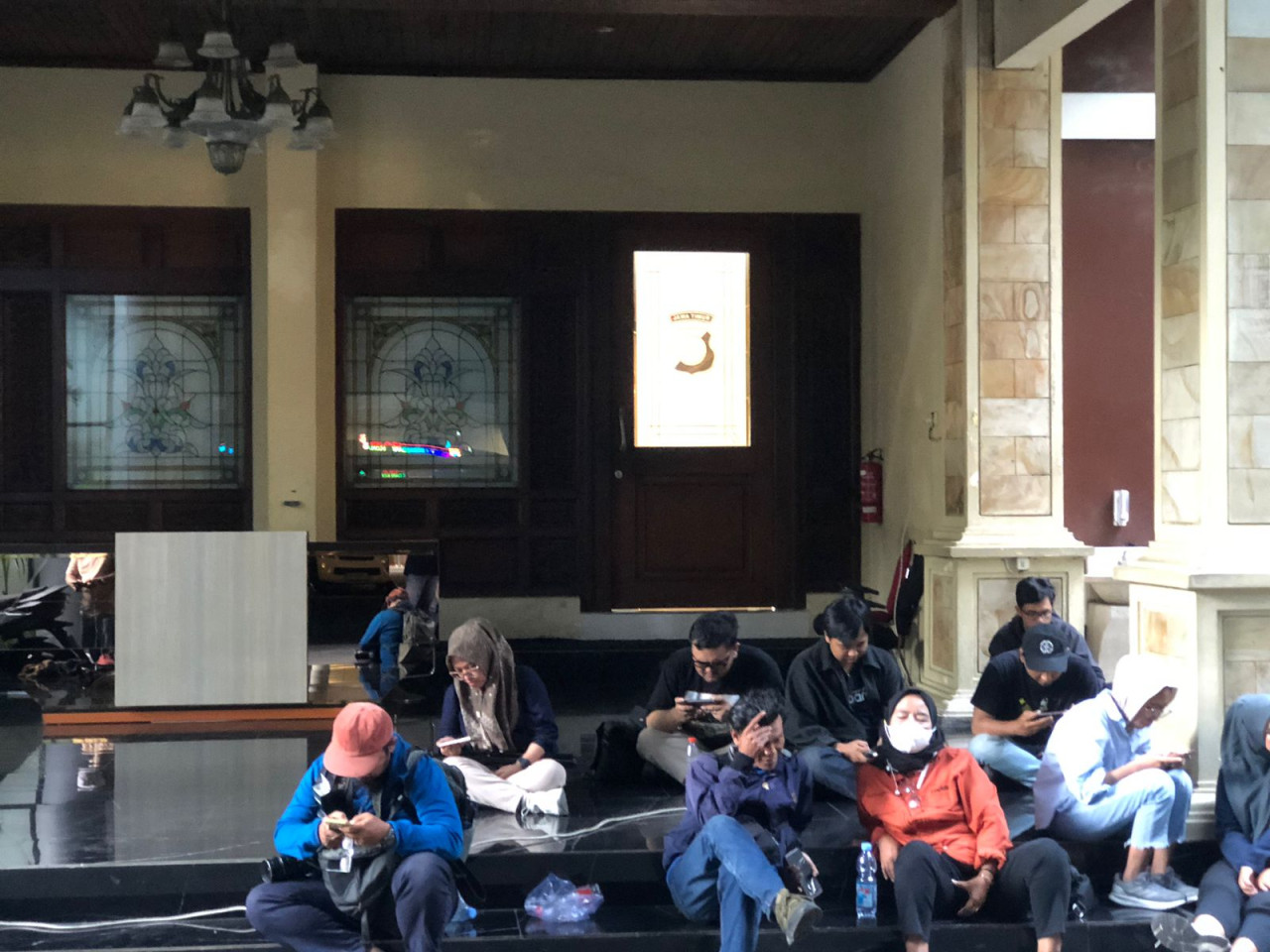 Sejumlah wartawan menunggu di depan ruang pemeriksaan di Polda Jatim. (Foto: Fatkur Rizki/jatimnow.com)