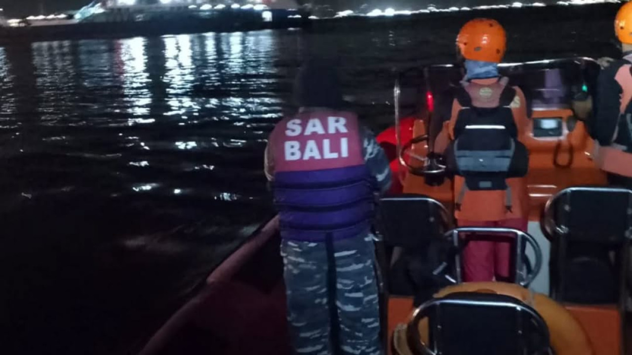 Foto:proses pencarian KMP Tunu Jaya Pratama (Kantor SAR Surabaya/jatimnow.com)