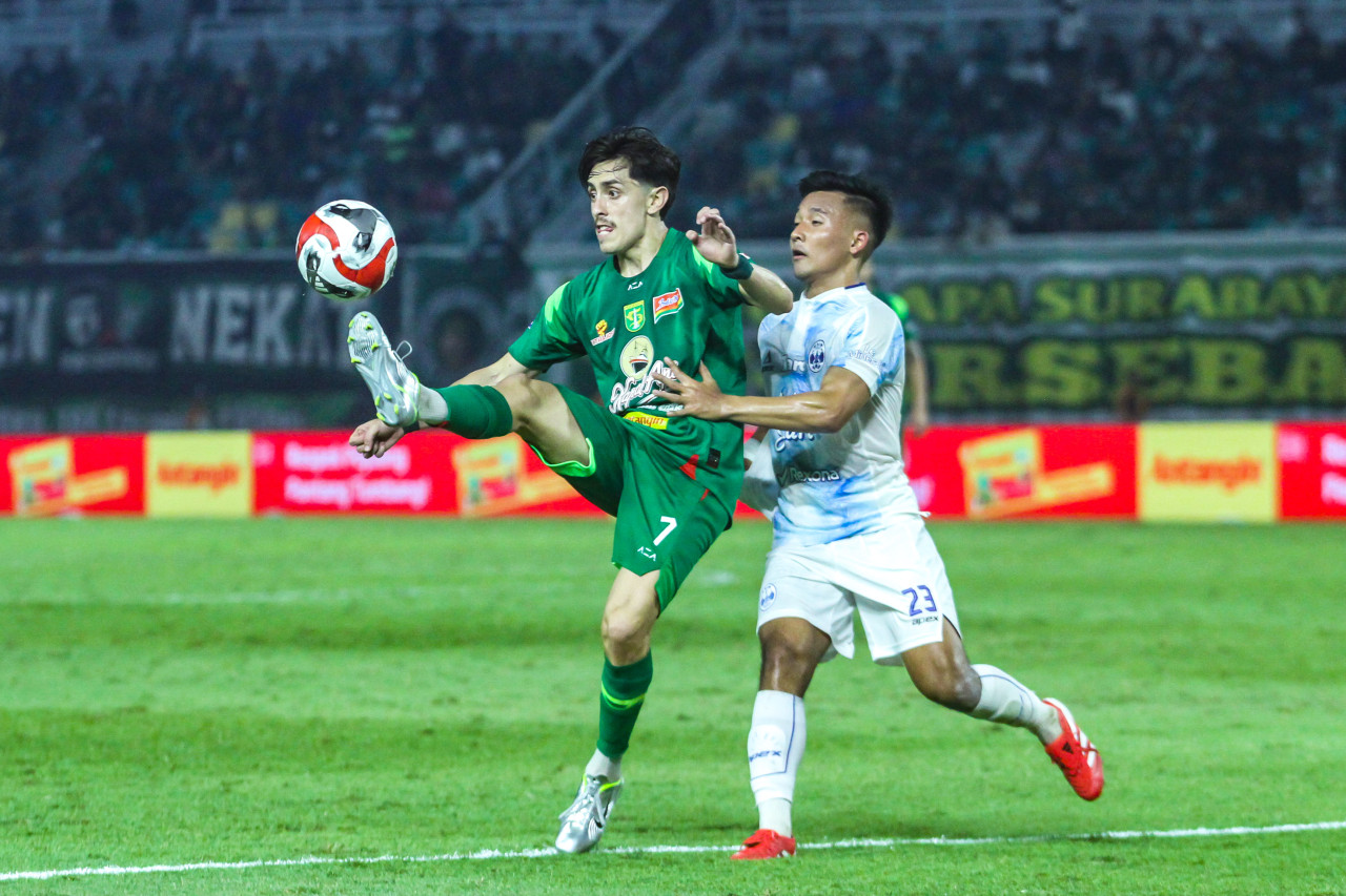 Foto: Pemain Persebaya Francisco Rivera berebut bola dengan dengan pemain PSIM Ghulam Faktur Rahman (Sahlul Fahmi/jatimnow.com)