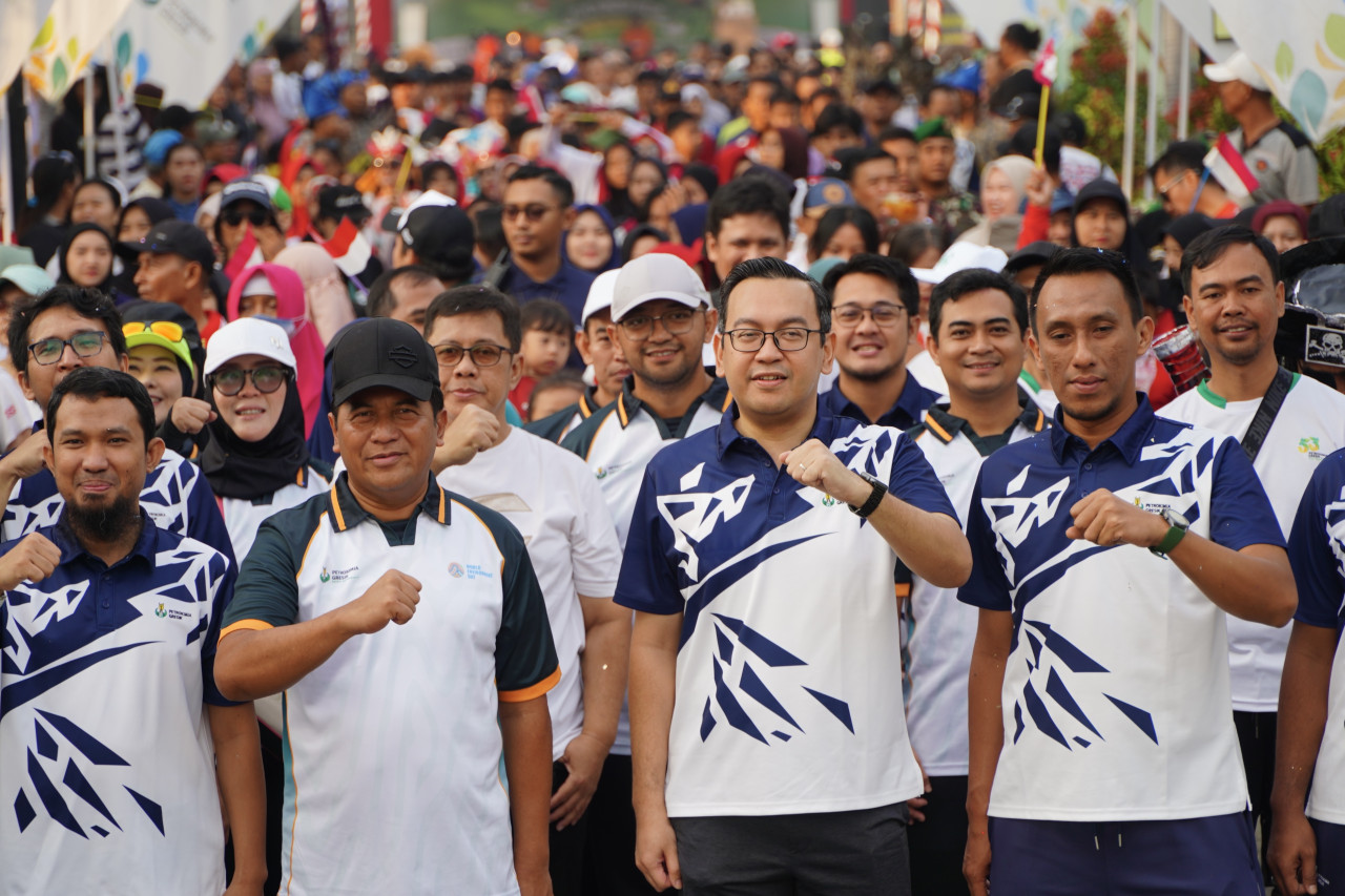 Foto: Pembukaan Fun Walk Petrokimia Gresik bersama ribuan warga. (Adyad Ammy Iffansah/jatimnow.com)