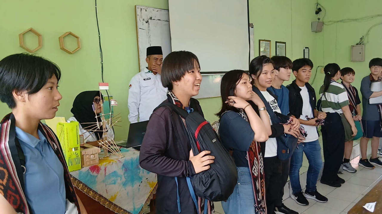 Foto: Siswa Jepang saat memperkenalkan diri kepada siswa MAN 1 Lamongan (Adyad Ammy Iffansah/jatimnow.com)