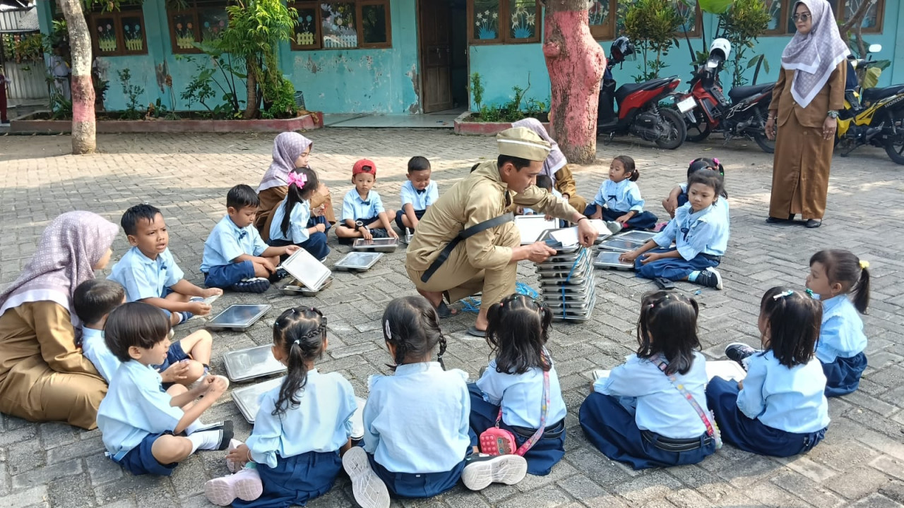 Peringati HUT RI Ke-80, SPPG Lamongan Bagikan MBG Berkostum Ala Pejuang