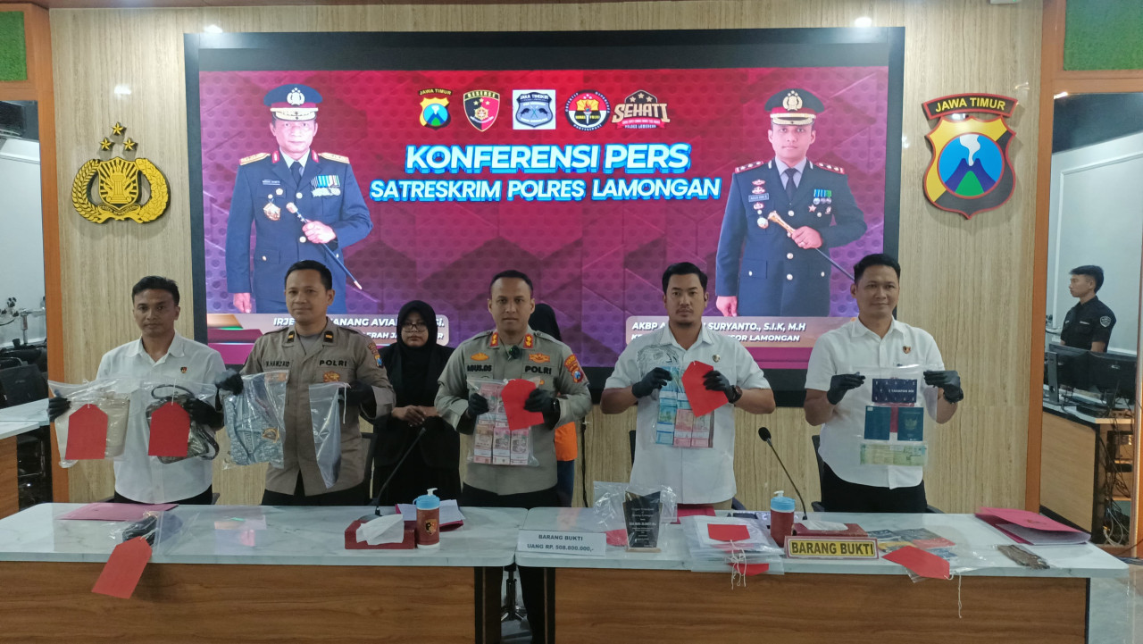 Foto: Polisi penunjukan badang bukti dalam ungkap kasus arisan bodong di Lamongan. (Adyad Ammy Iffansah/jatimnow.com)