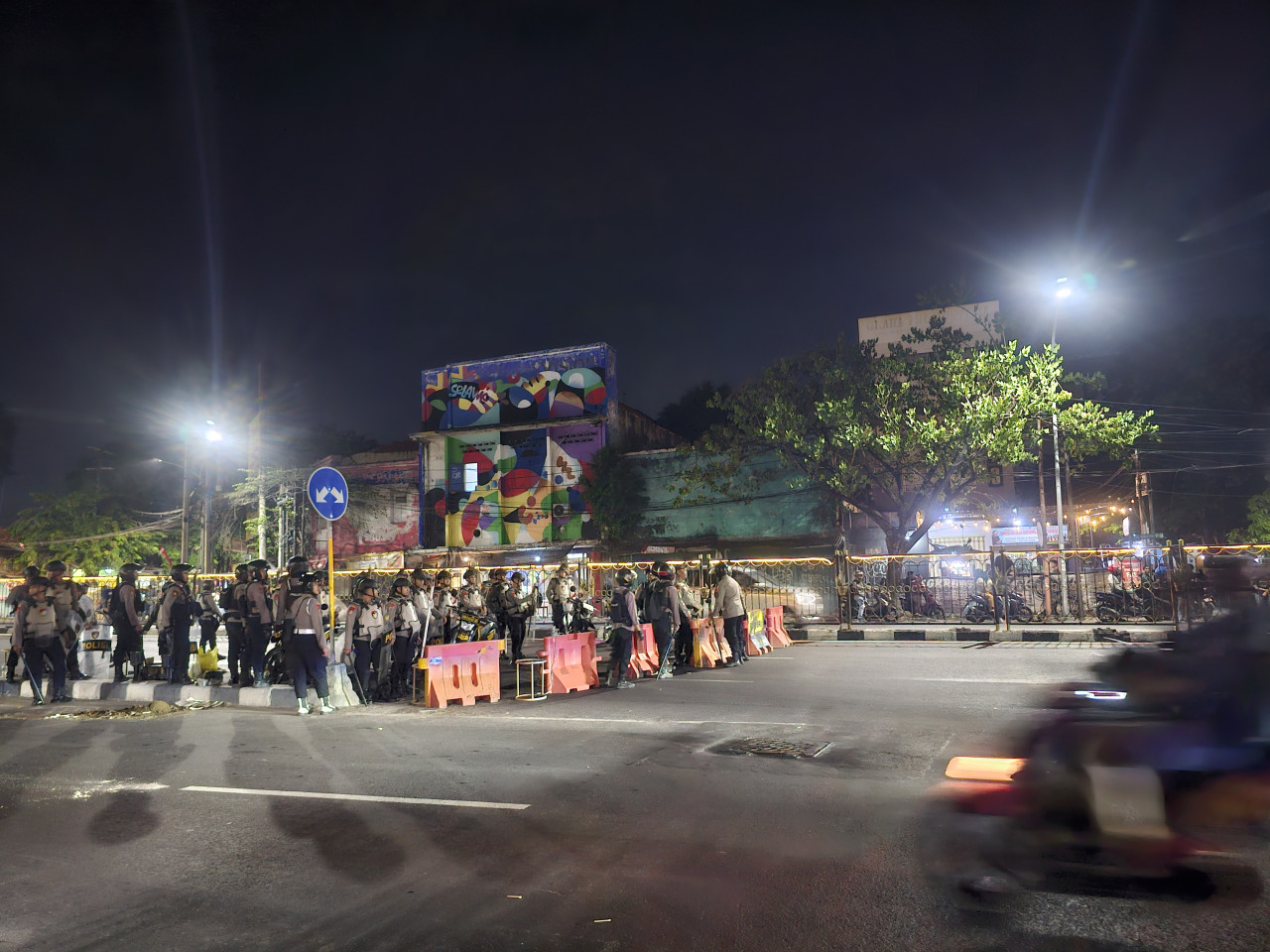 Jalan Wonokromo Surabaya Dijaga Ketat, Tambahan Demonstran Dihalau