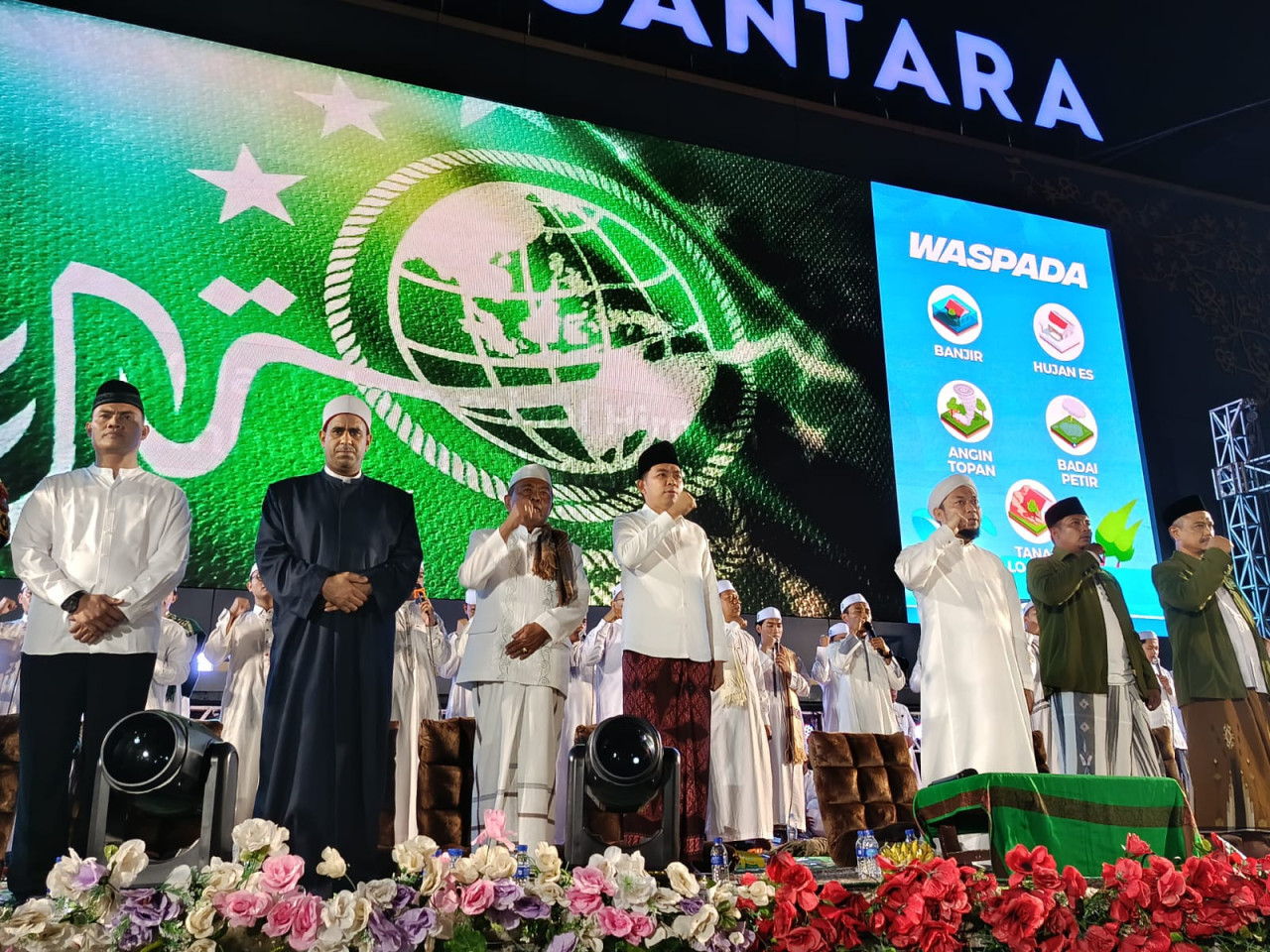 Ribuan Warga Ikuti Selawat di Alun-alun, Gus Fawait: Semoga Jember Bebas Persoalan