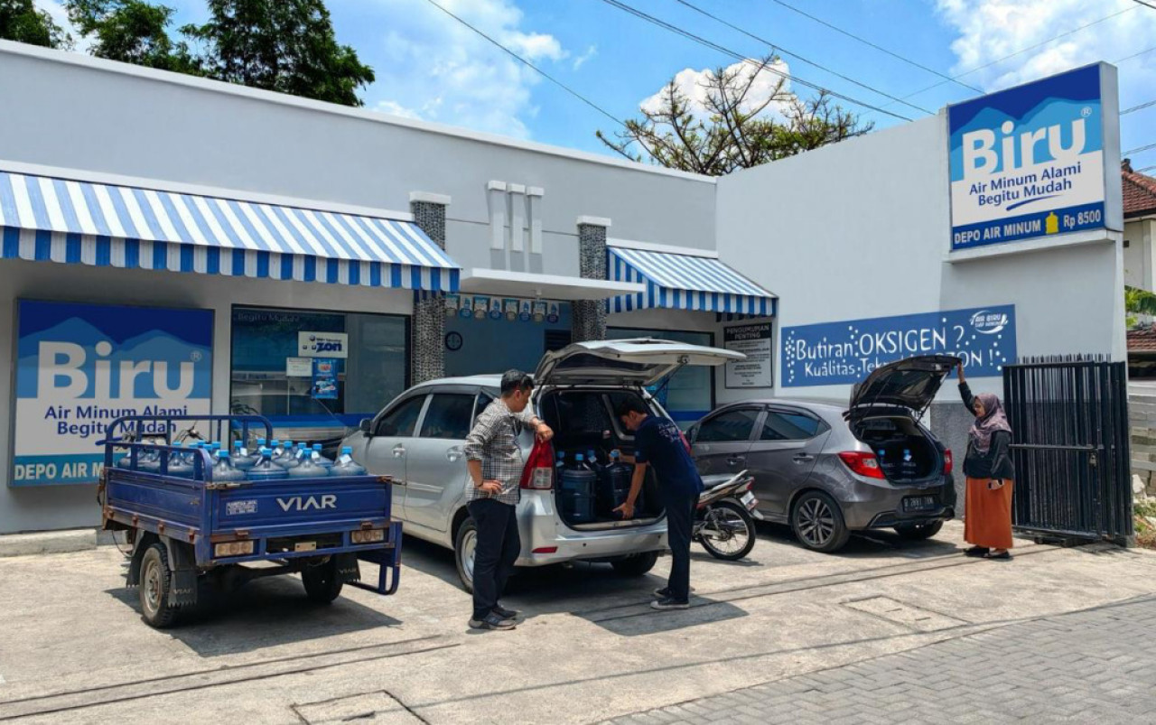 Air Minum Biru memiliki lebih dari 808 gerai yang tersebar di 46 kota dan 15 provinsi di Indonesia. (Foto/jatimnow.com)