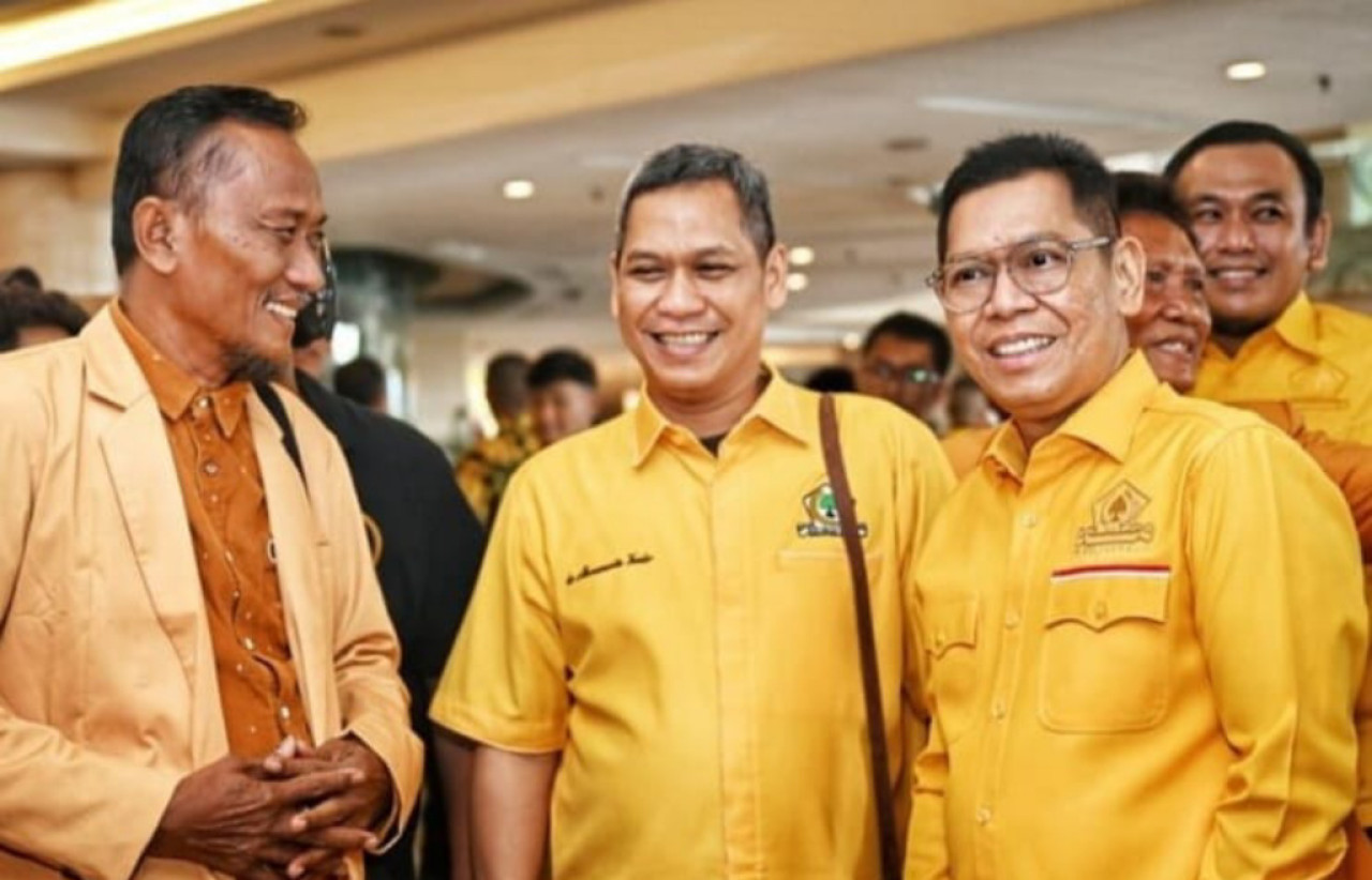 dr Akmarawita Kadir (tengah) bersama Wakil Ketua Umum DPP Golkar, Adies Kadir di acara Musda XI Golkar Surabaya. Foto/JatimNow.com