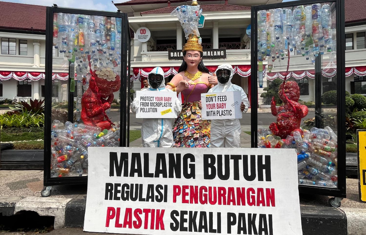 Aktivis lingkungan aksi teatrikal di depan Balaikota Malang,  Rabu (13/8/2025). Foto: Ecoton for JatimNow.com