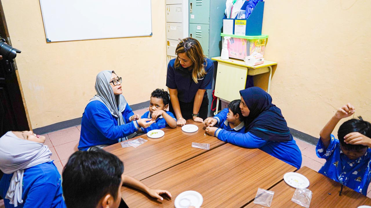 Sekretaris Perusahaan PTP Nonpetikemas, Fiona Sari Utami, bersama anak-anak berkebutuhan khusus di Rumah Autis Tanjung Priok. (Foto: PTP Nonpetikemas for JatimNow.com)