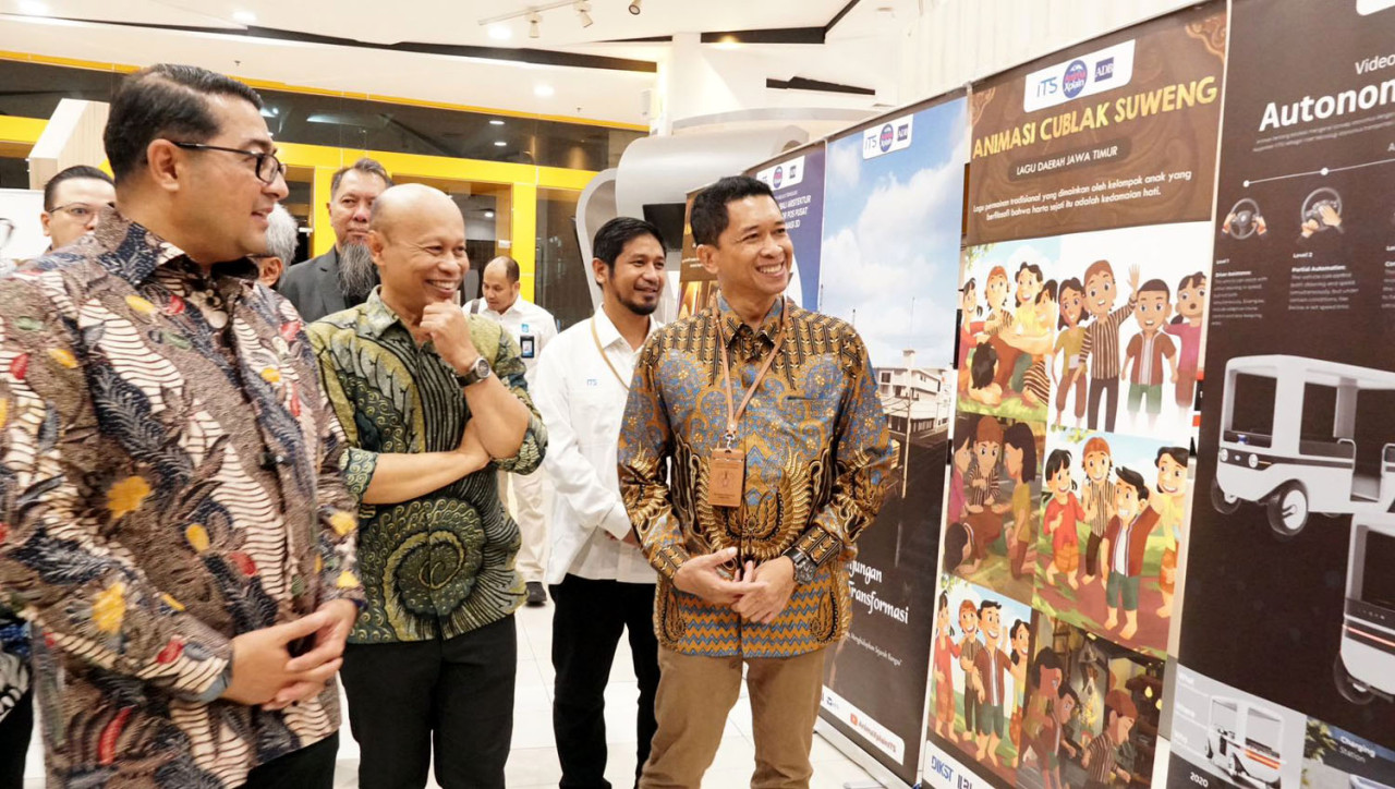 Menteri Ekonomi Kreatif RI Teuku Riefky Harsya BSc MT (kiri) meninjau karya pameran AnimaxplainITS di GRIT ITS. (Foto: Humas ITS for JatimNow.com)