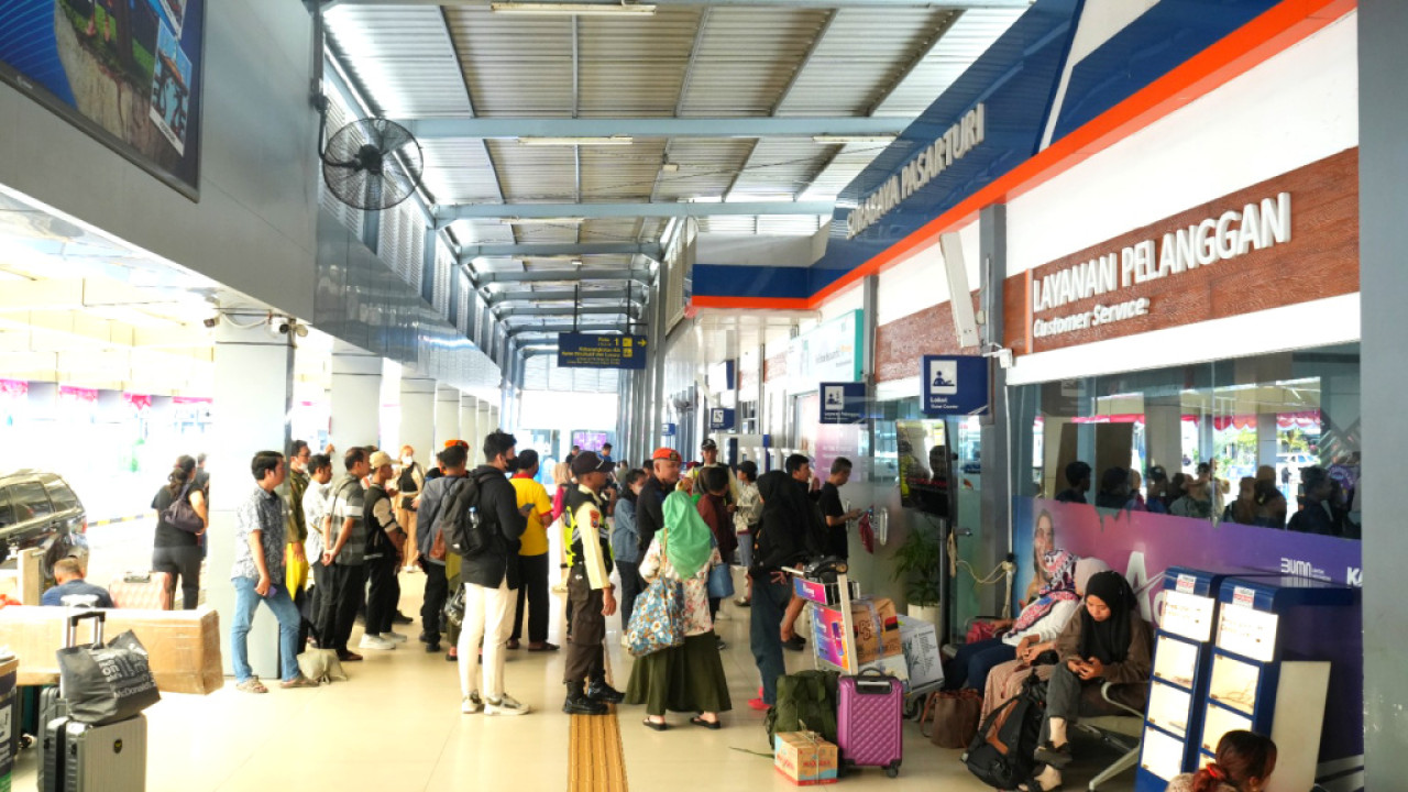 Antrian tiket KA di KAI Daop 8 Surabaya. Foto: Humas KAI for JatimNow.com
