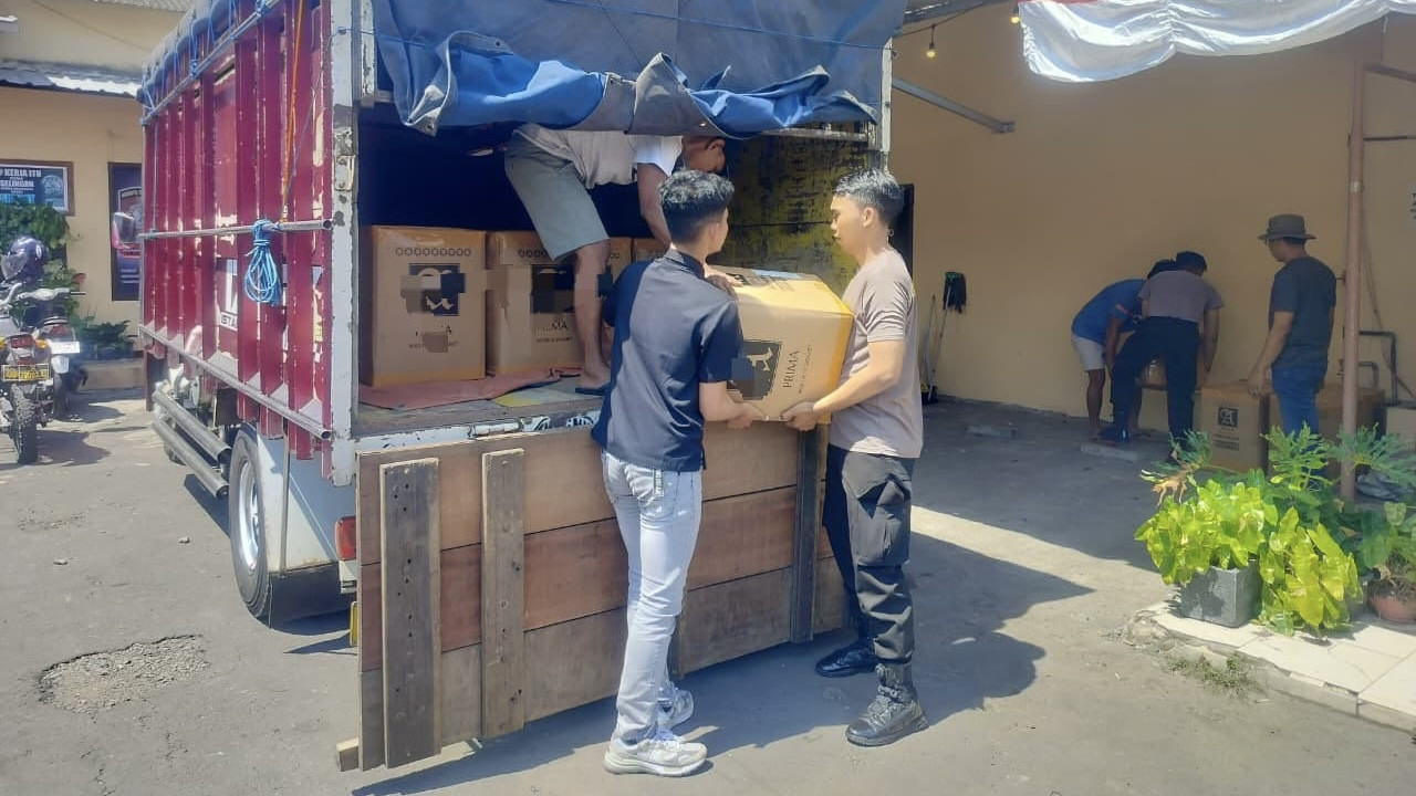 Barang bukti arak bali saat diamankan petugas. (Foto: Polres Jember/jatimnow.com)