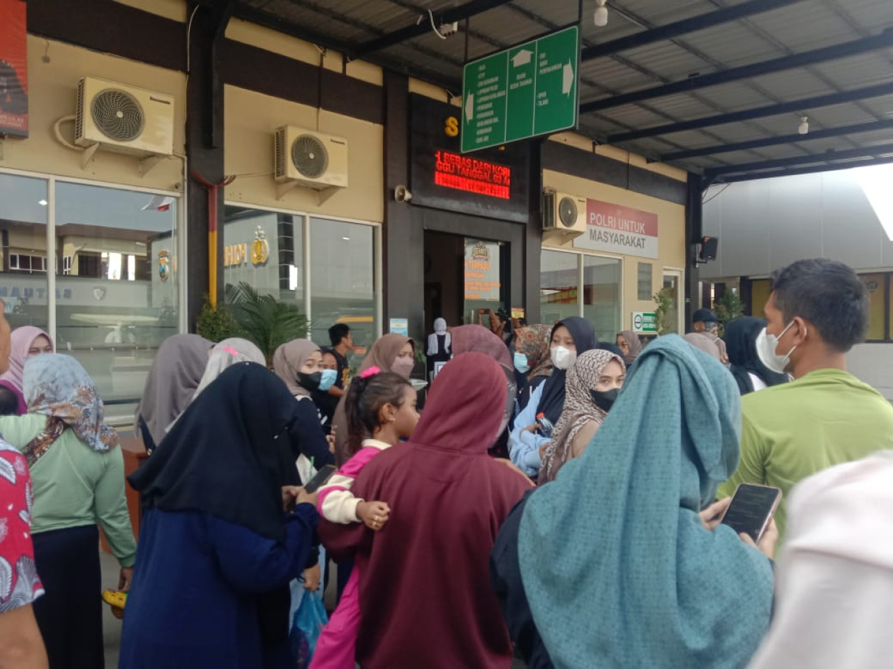 Ratusan korban arisan bodong saat menggeruduk Polres Lamongan. (Foto: Adyad Ammy Iffansah/jatimnow.com)