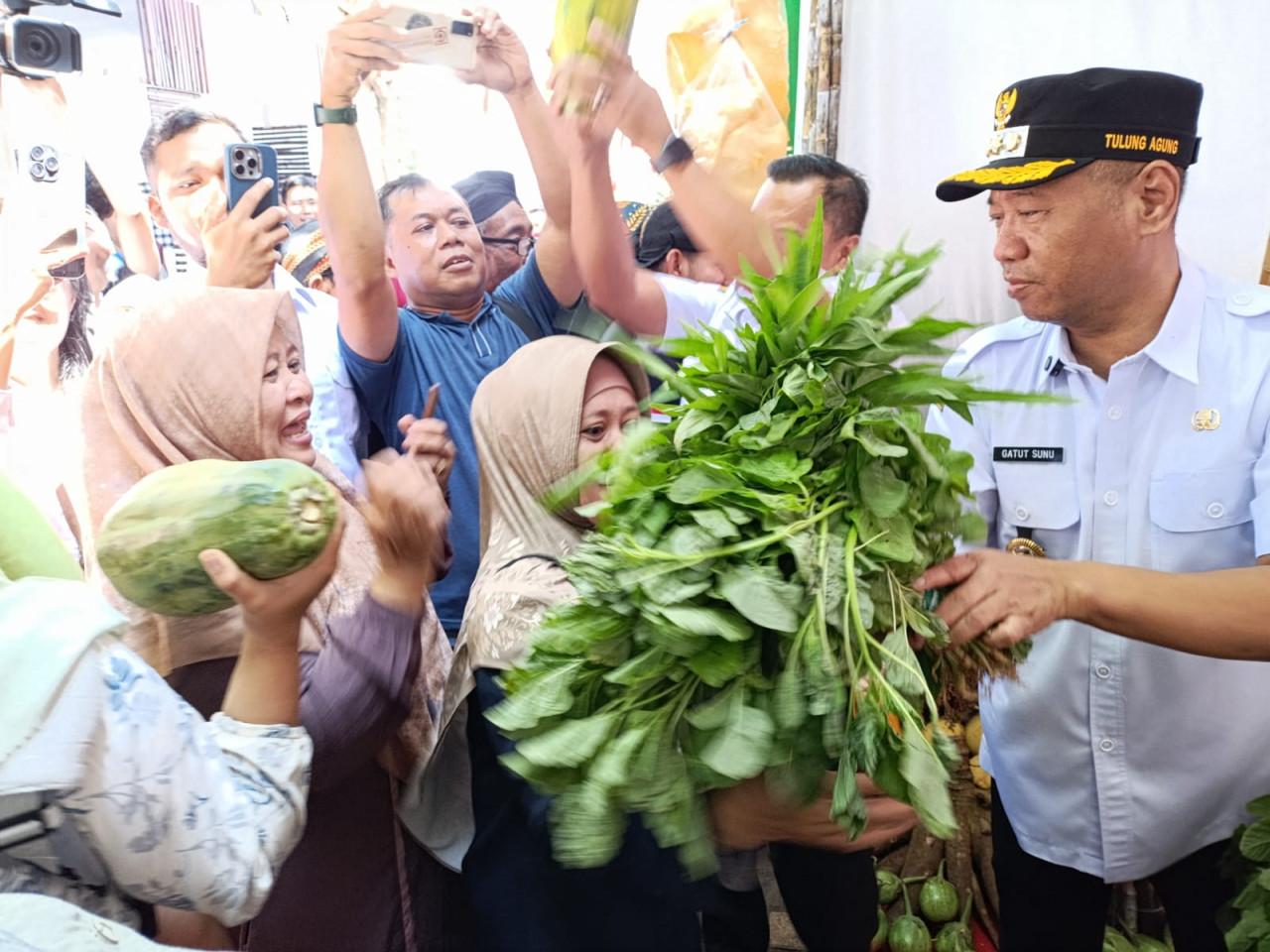 Bupati Tulungagung Bagikan Sayur dan Buah Dalam Gerakan Pangan Murah